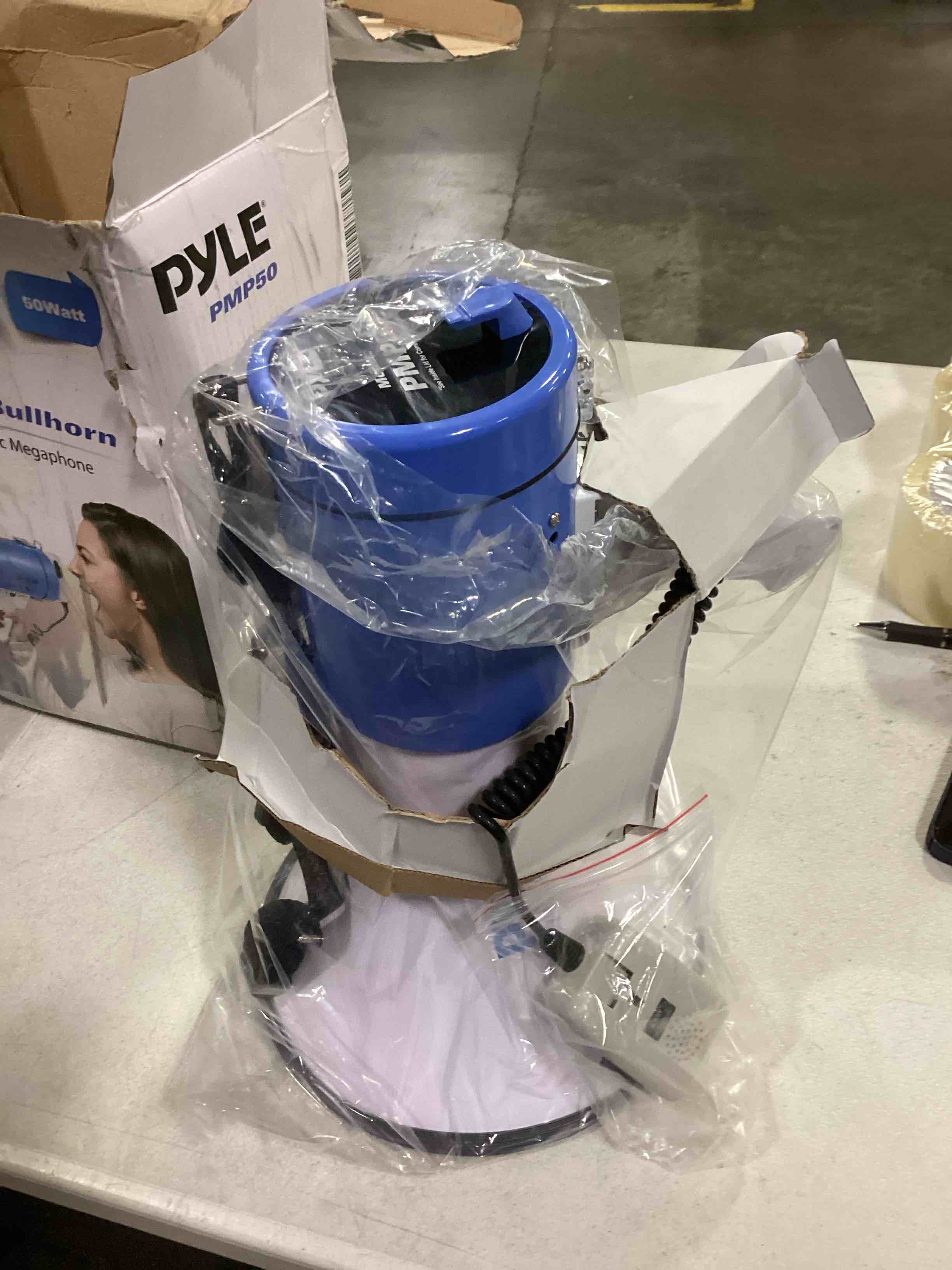 https://s3.amazonaws.com/lotting-images-prod/bidfta/BLU5874395_1721739576765.jpeg