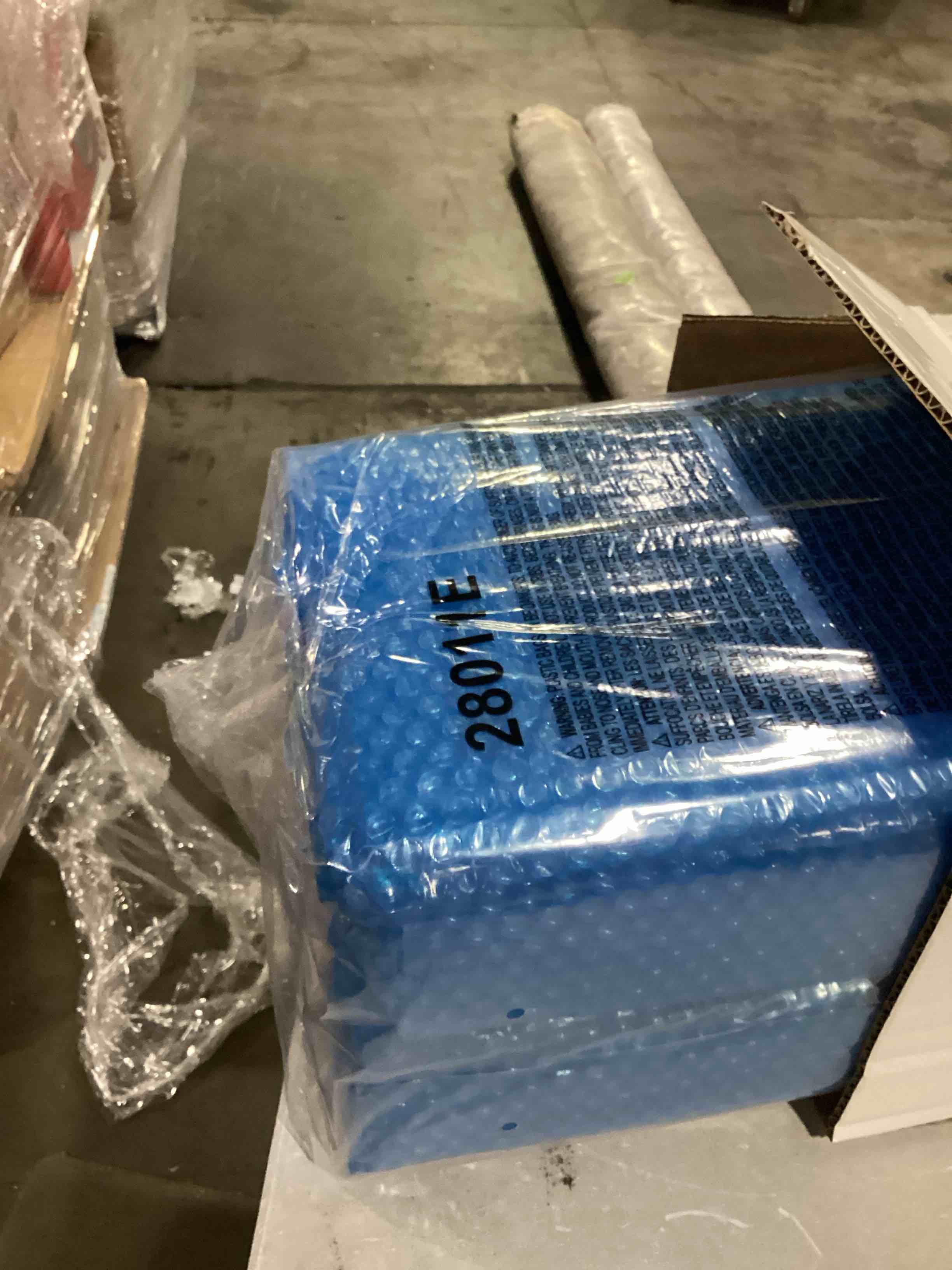 https://s3.amazonaws.com/lotting-images-prod/bidfta/BLU5875238_1720716864811.jpeg