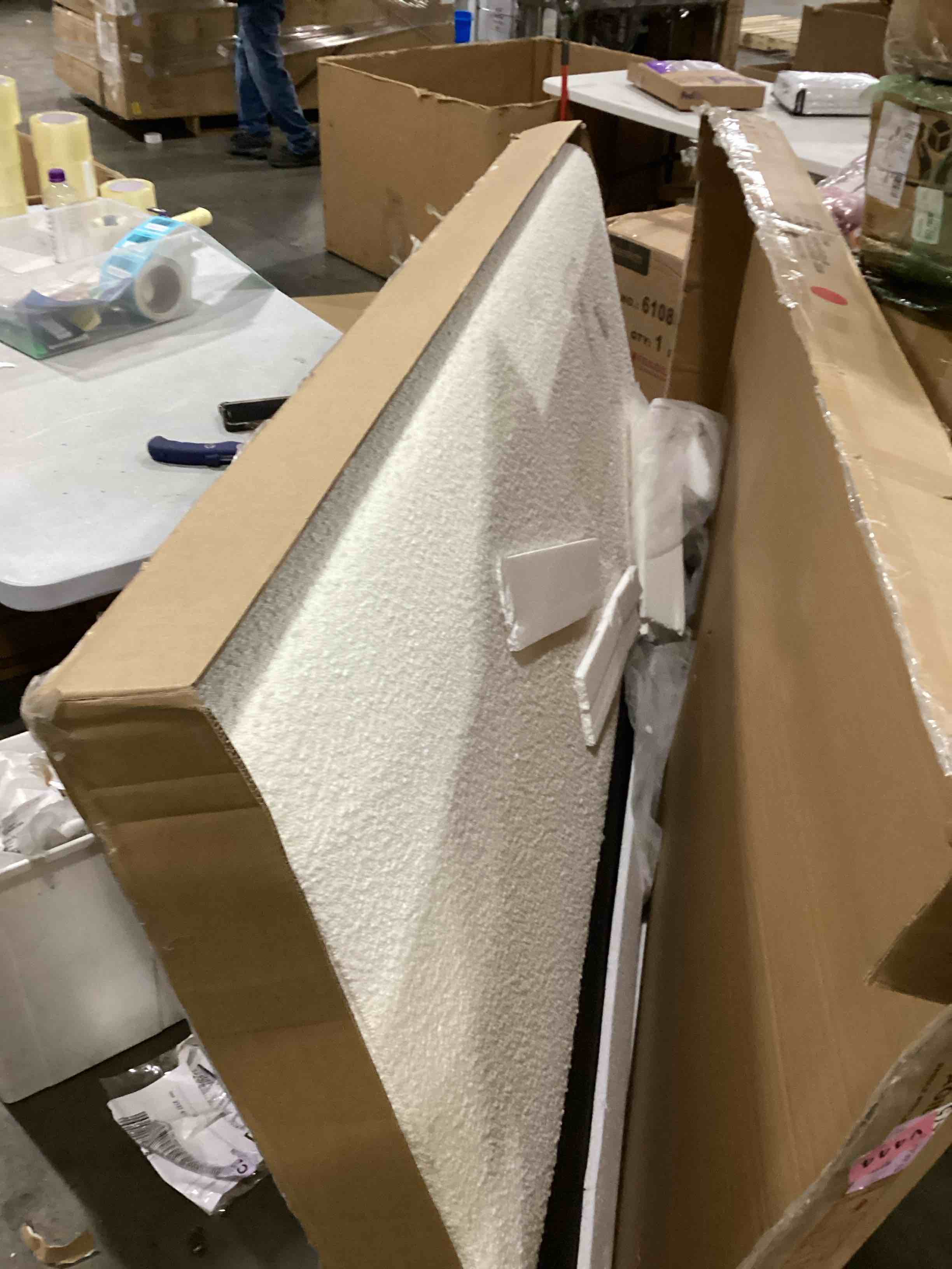 https://s3.amazonaws.com/lotting-images-prod/bidfta/BLU5875400_1721049360106.jpeg