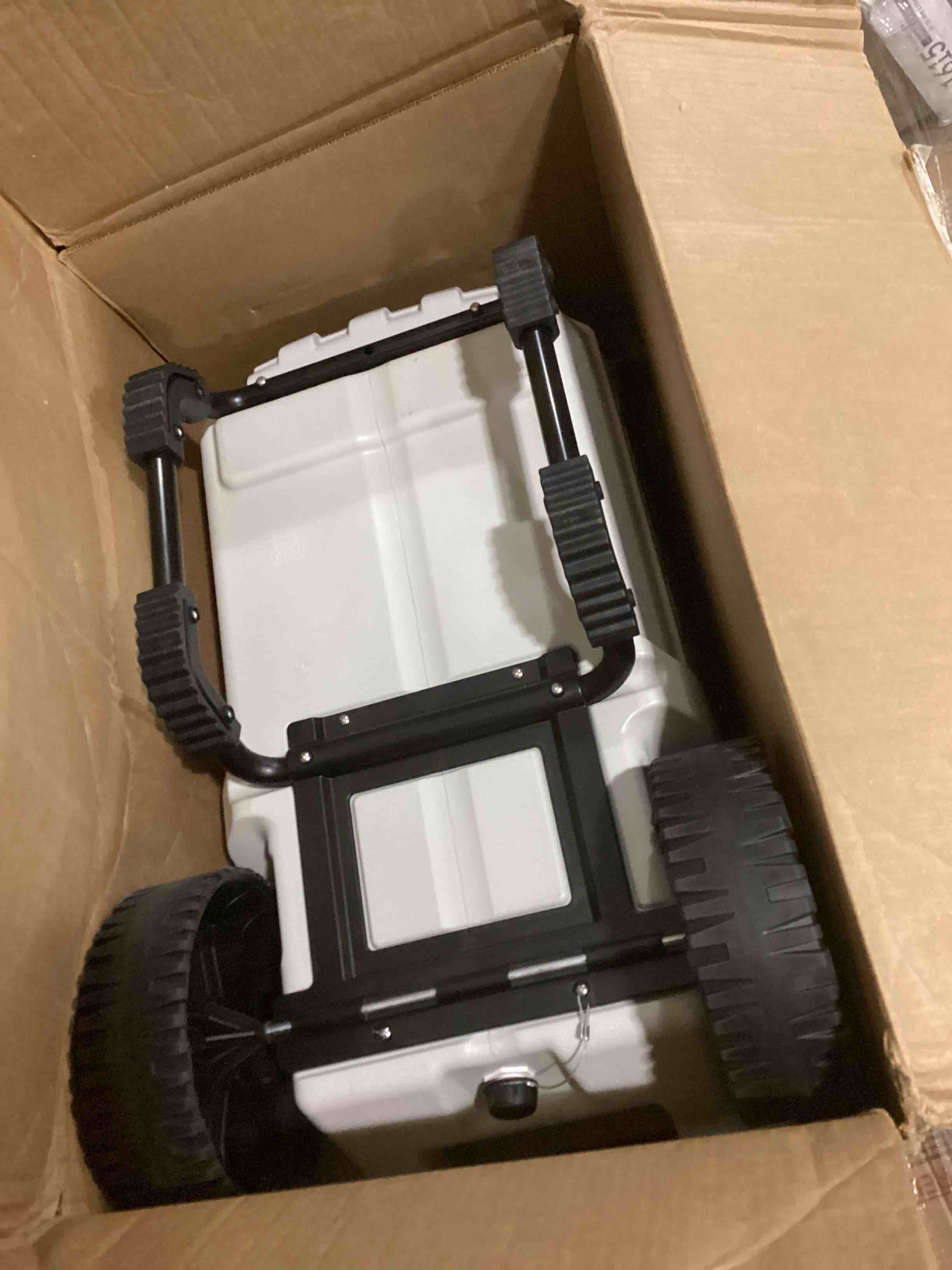https://s3.amazonaws.com/lotting-images-prod/bidfta/BLU5876152_1718823542085.jpeg