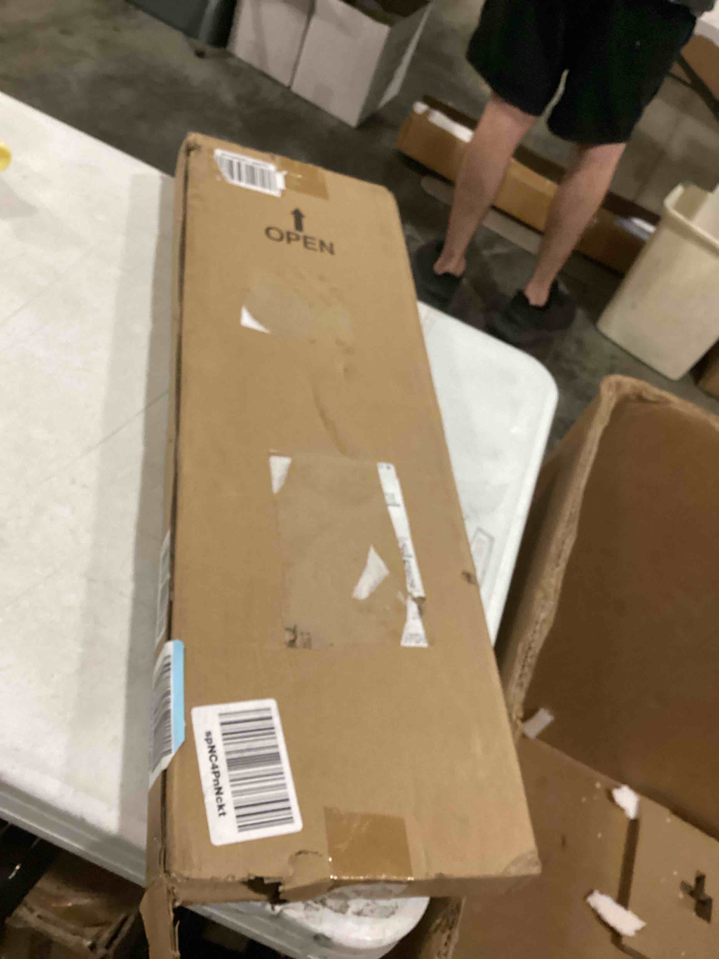 https://s3.amazonaws.com/lotting-images-prod/bidfta/BLU5876700_1719921061283.jpeg