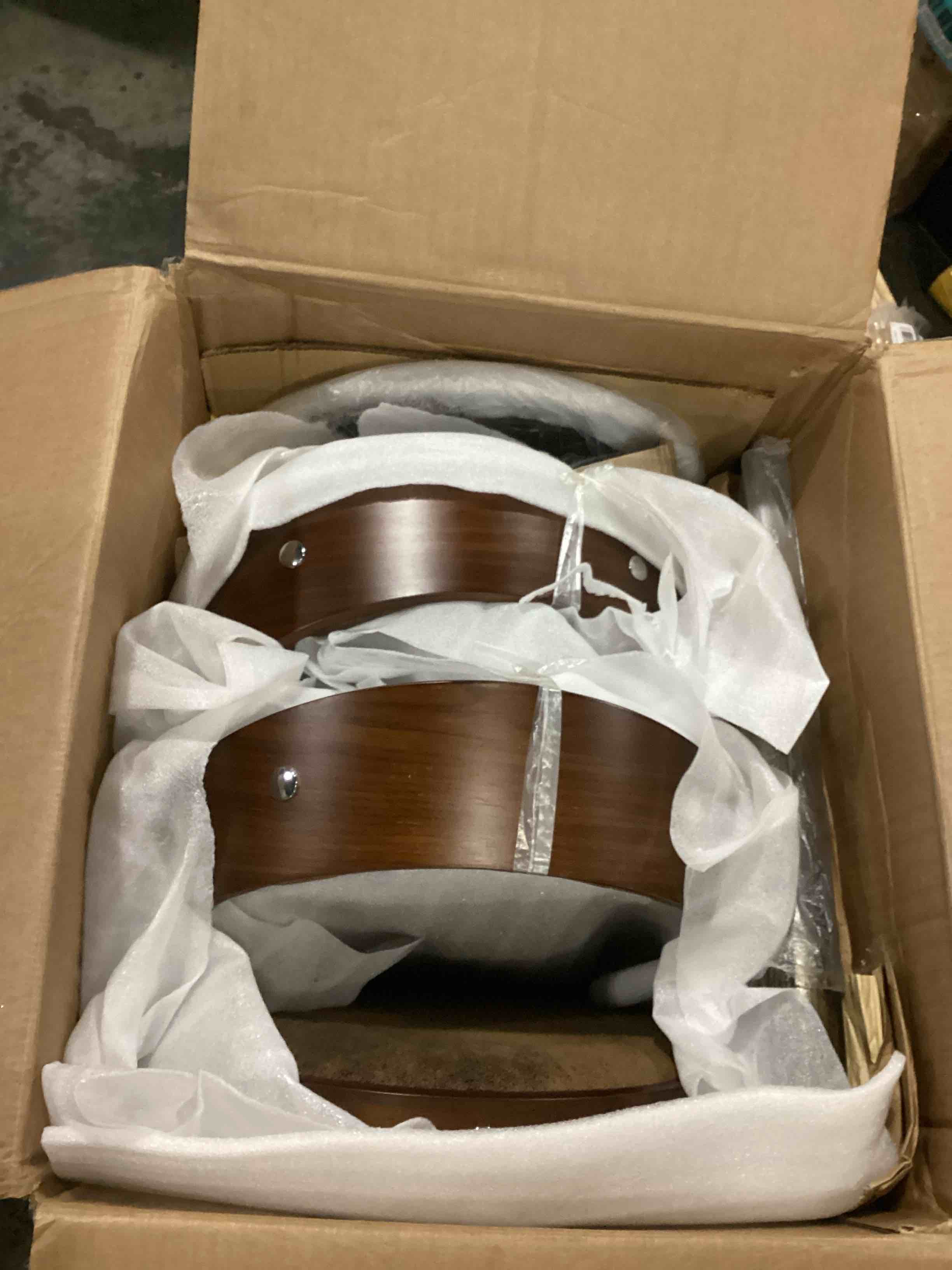https://s3.amazonaws.com/lotting-images-prod/bidfta/BLU5877085_1720630012855.jpeg