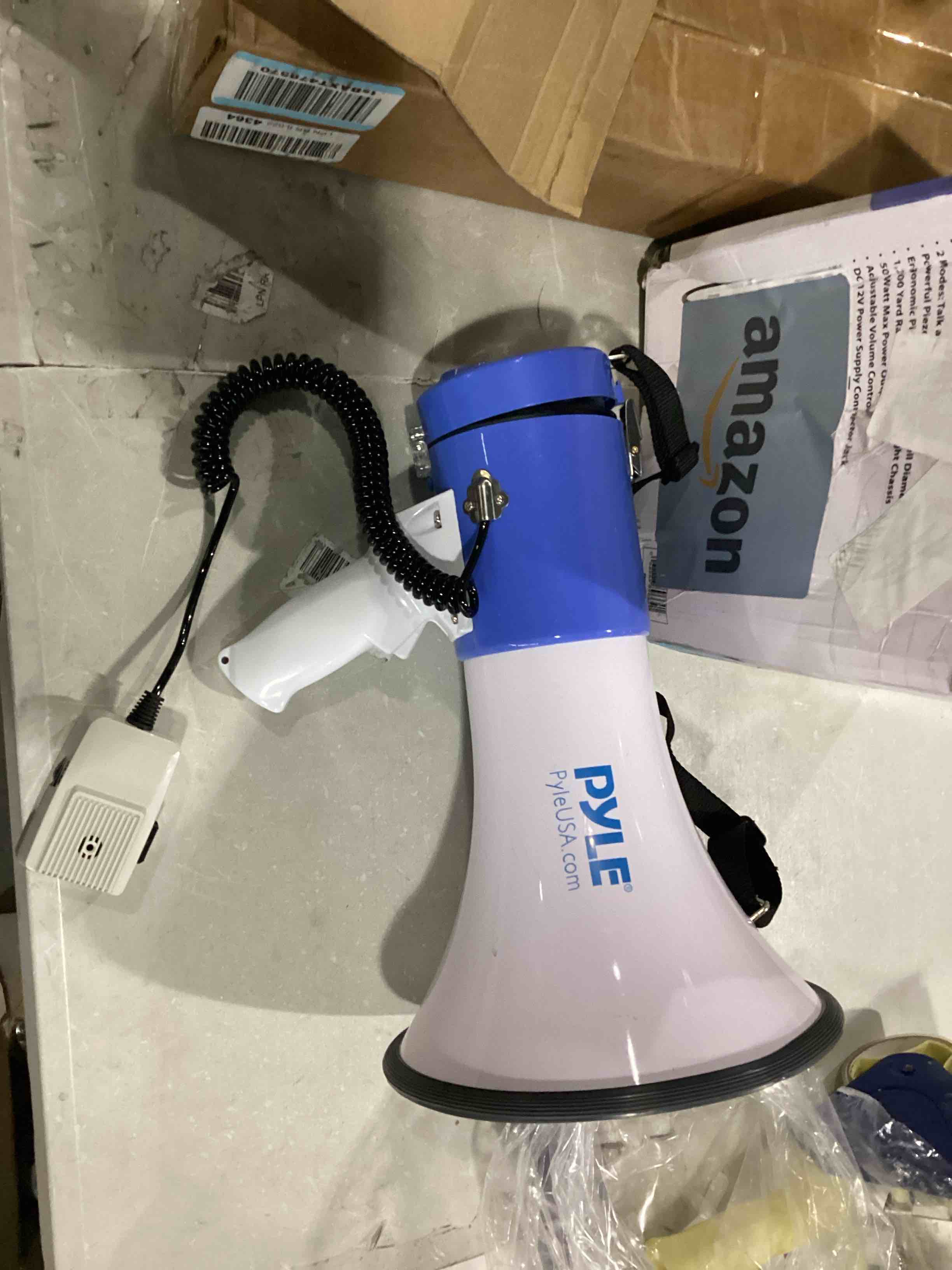 https://s3.amazonaws.com/lotting-images-prod/bidfta/BLU5878073_1718383314889.jpeg