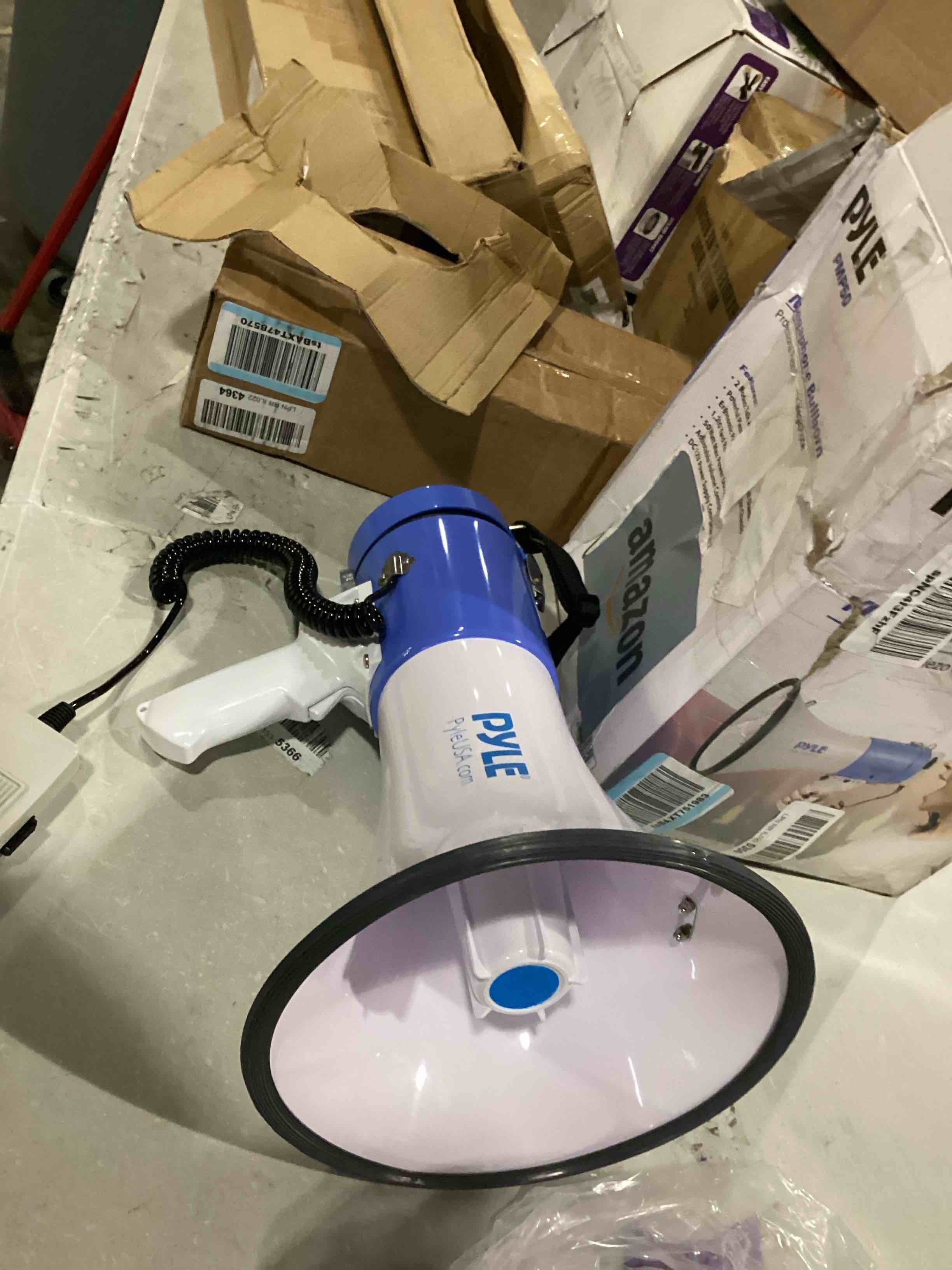 https://s3.amazonaws.com/lotting-images-prod/bidfta/BLU5878073_1718383318231.jpeg