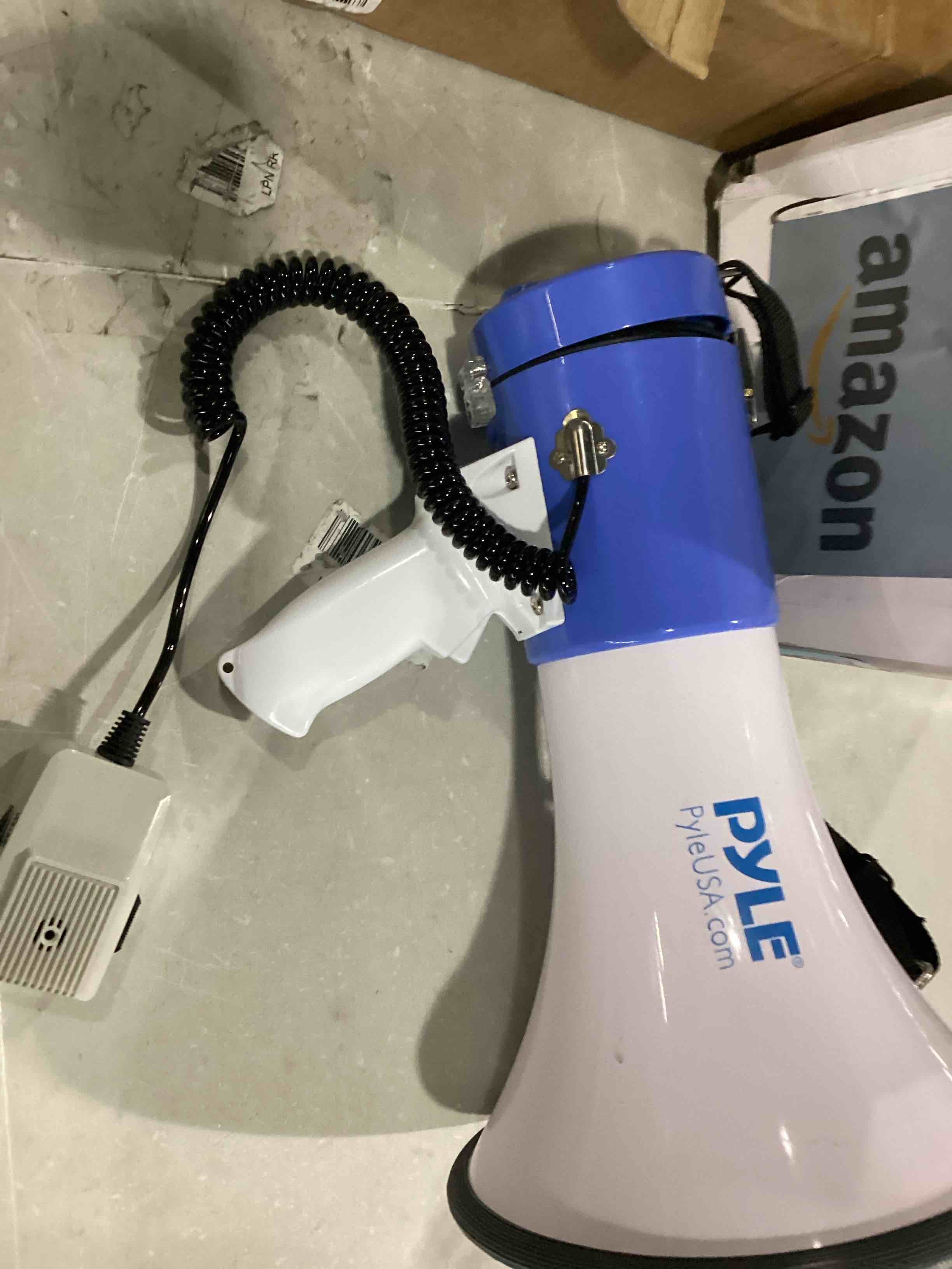 https://s3.amazonaws.com/lotting-images-prod/bidfta/BLU5878073_1718383321096.jpeg