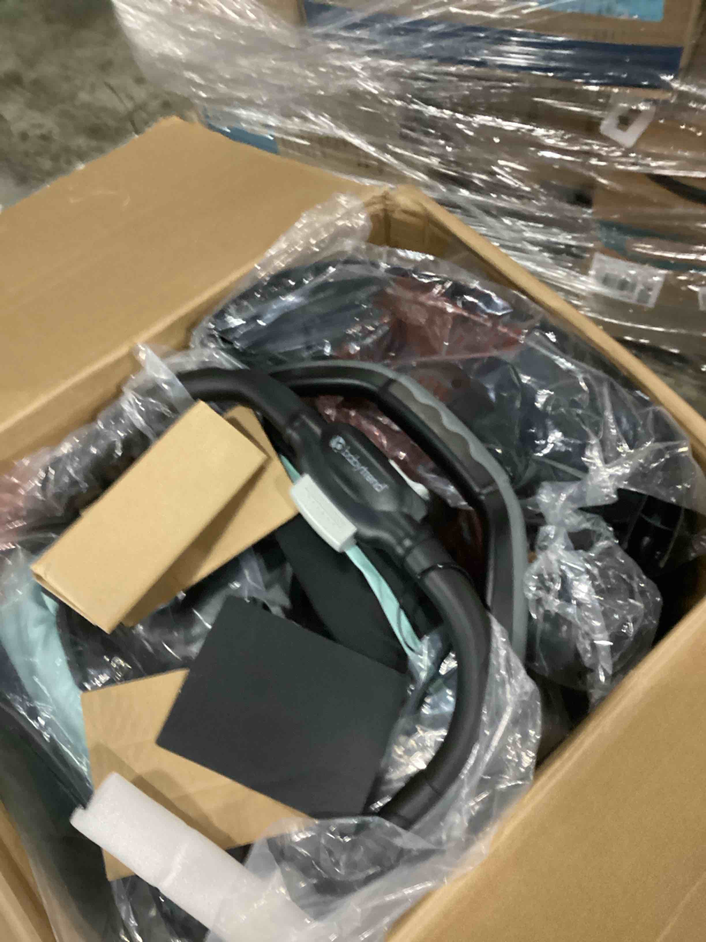 https://s3.amazonaws.com/lotting-images-prod/bidfta/BLU5878779_1718895838251.jpeg