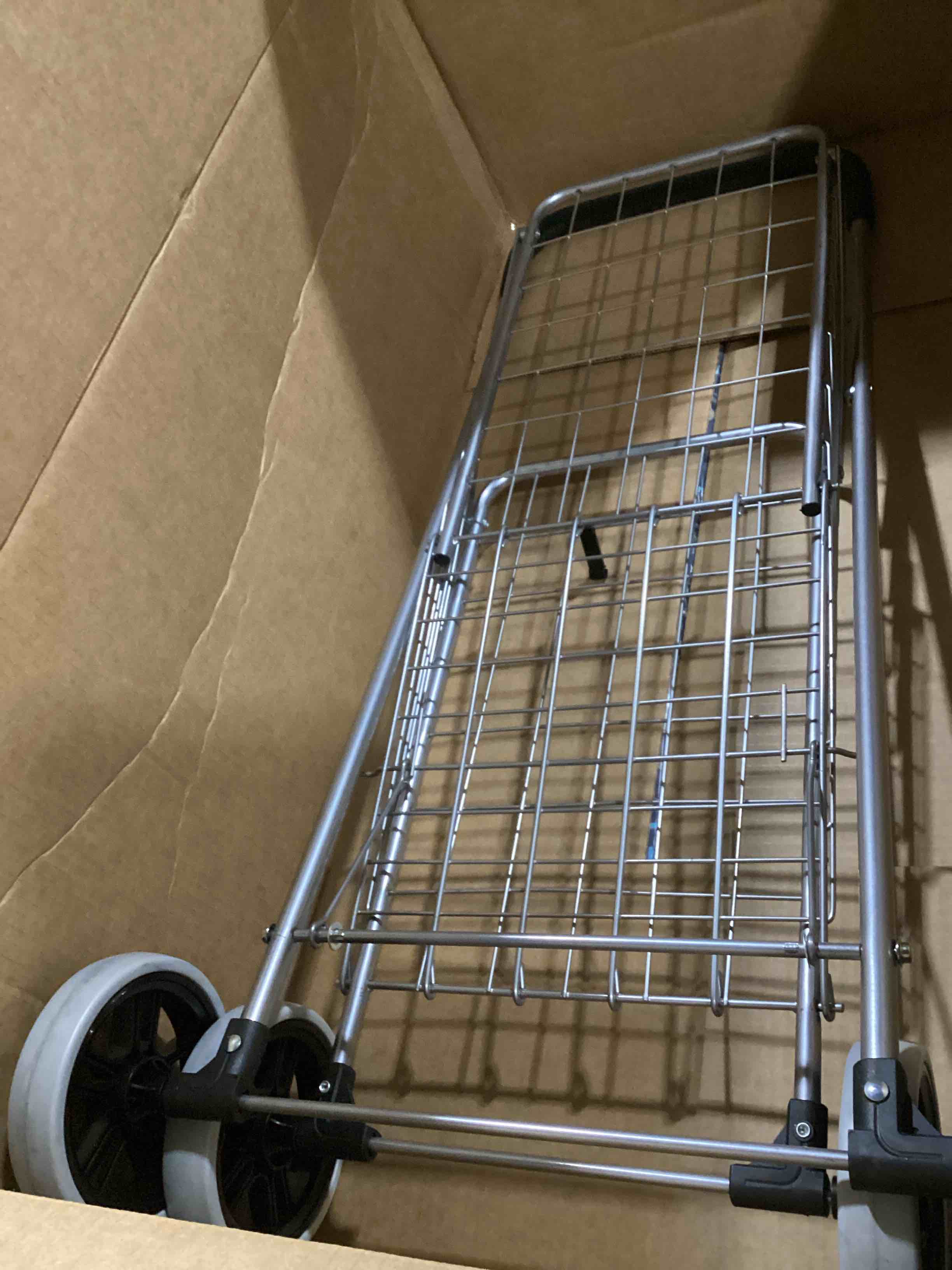 https://s3.amazonaws.com/lotting-images-prod/bidfta/BLU5879439_1724262928195.jpeg