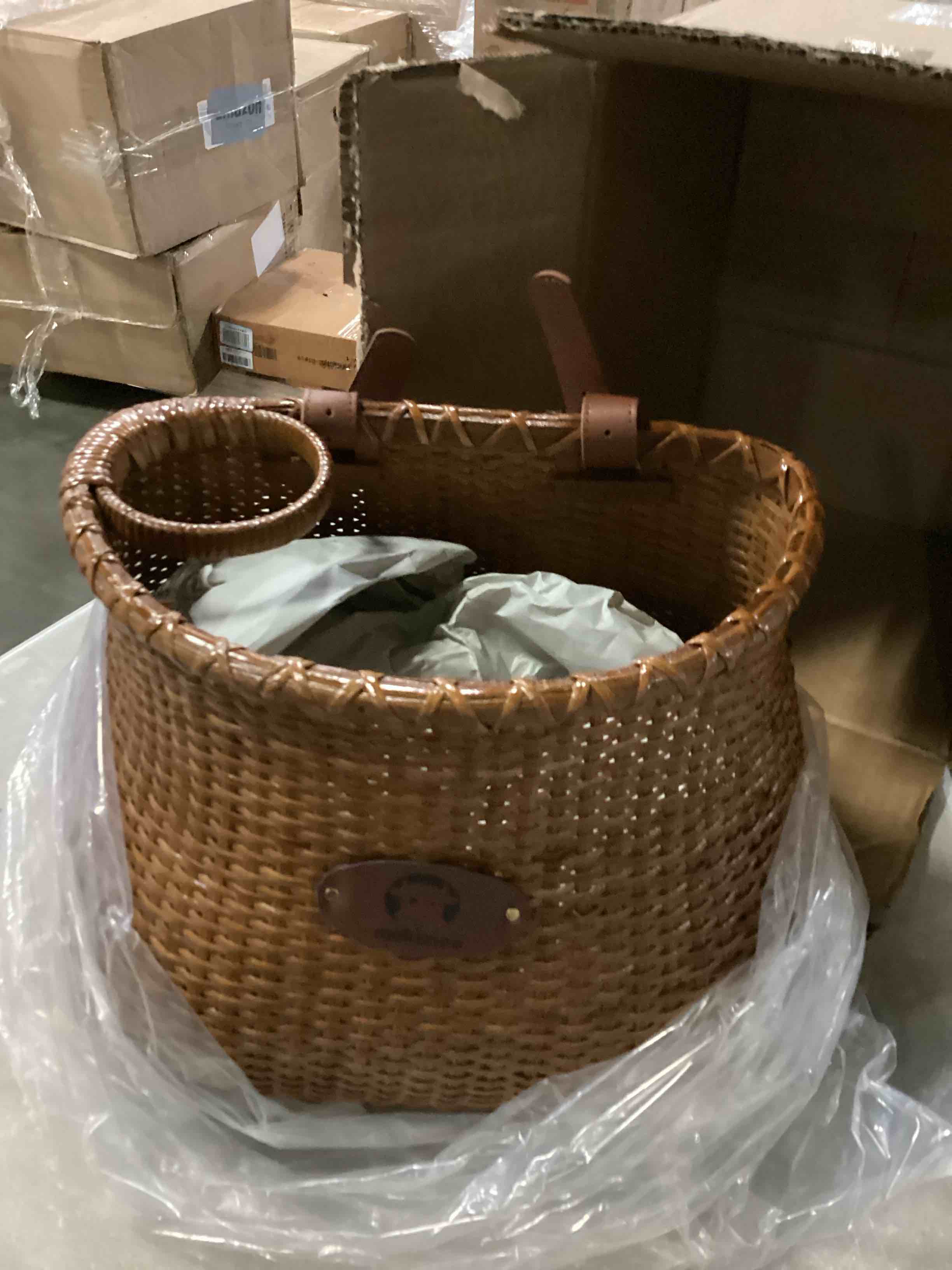 https://s3.amazonaws.com/lotting-images-prod/bidfta/BLU5881591_1718890362716.jpeg