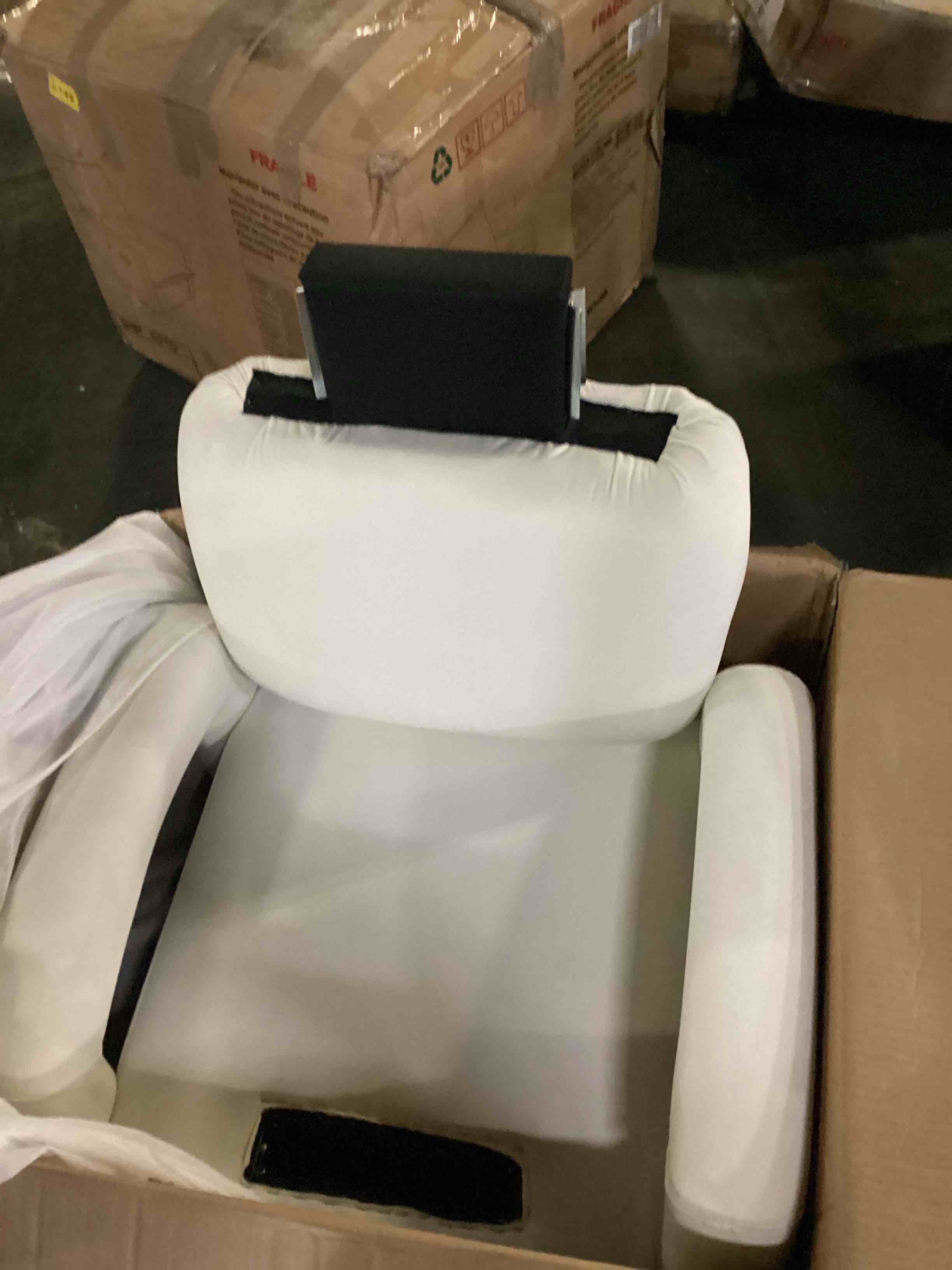 https://s3.amazonaws.com/lotting-images-prod/bidfta/BLU5883486_1719228650541.jpeg