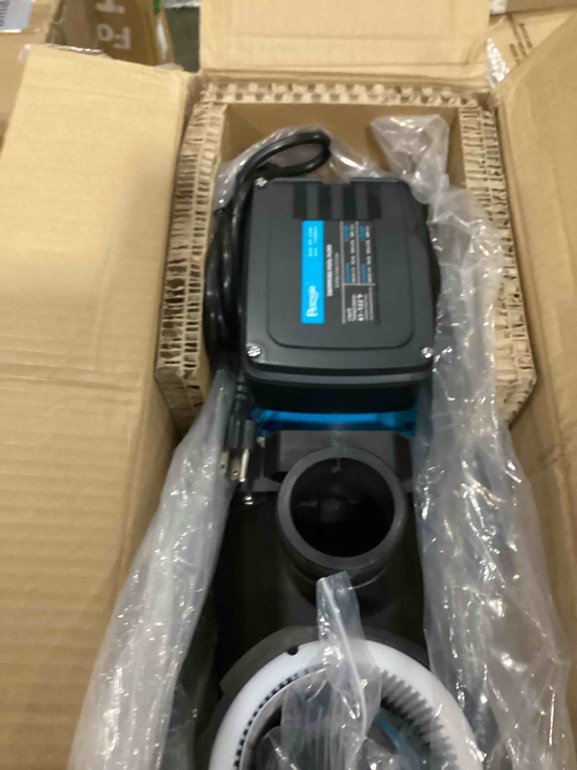 https://s3.amazonaws.com/lotting-images-prod/bidfta/BLU5884713_1724937982617.jpeg