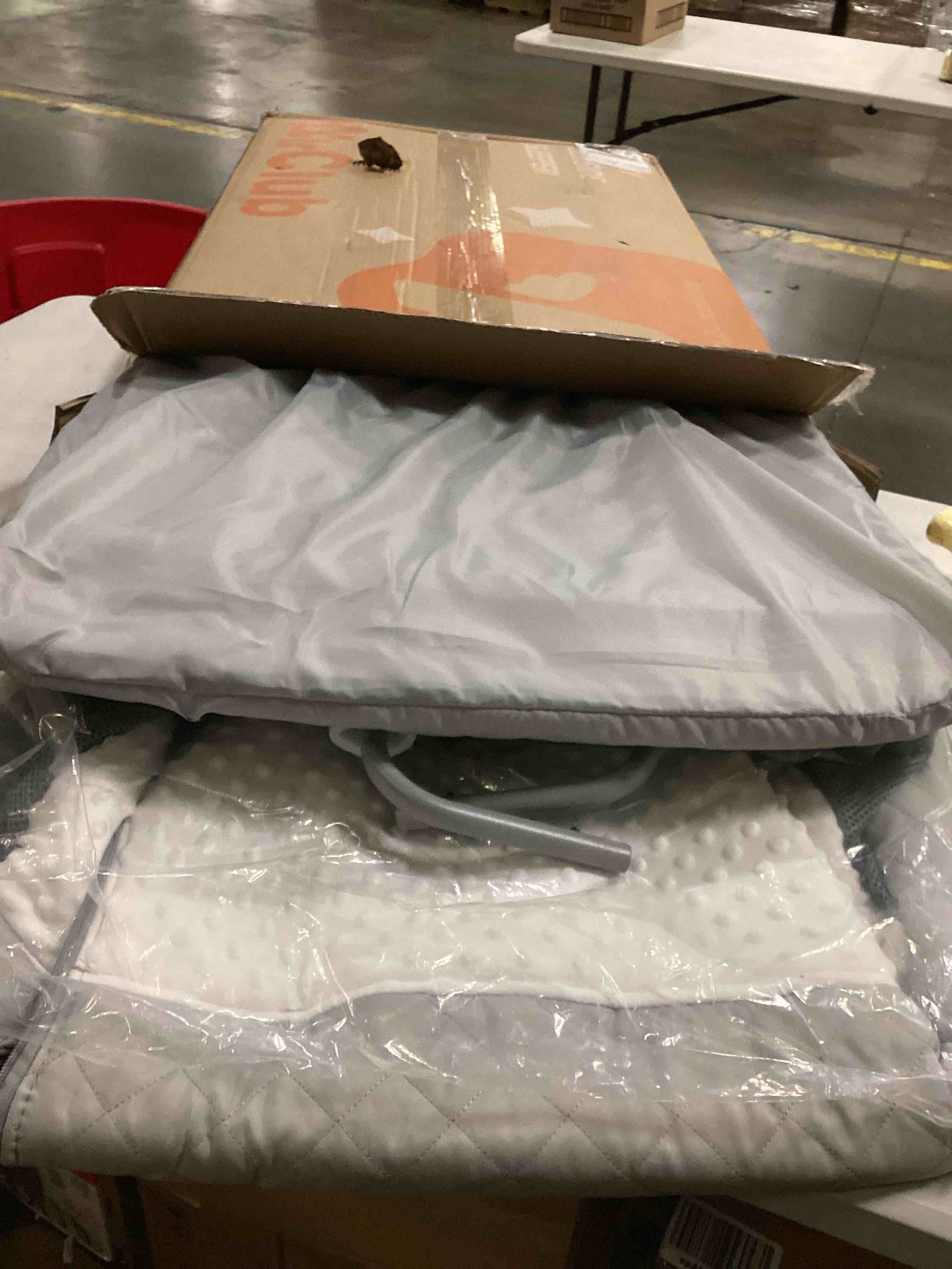 https://s3.amazonaws.com/lotting-images-prod/bidfta/BLU5885135_1718807710632.jpeg