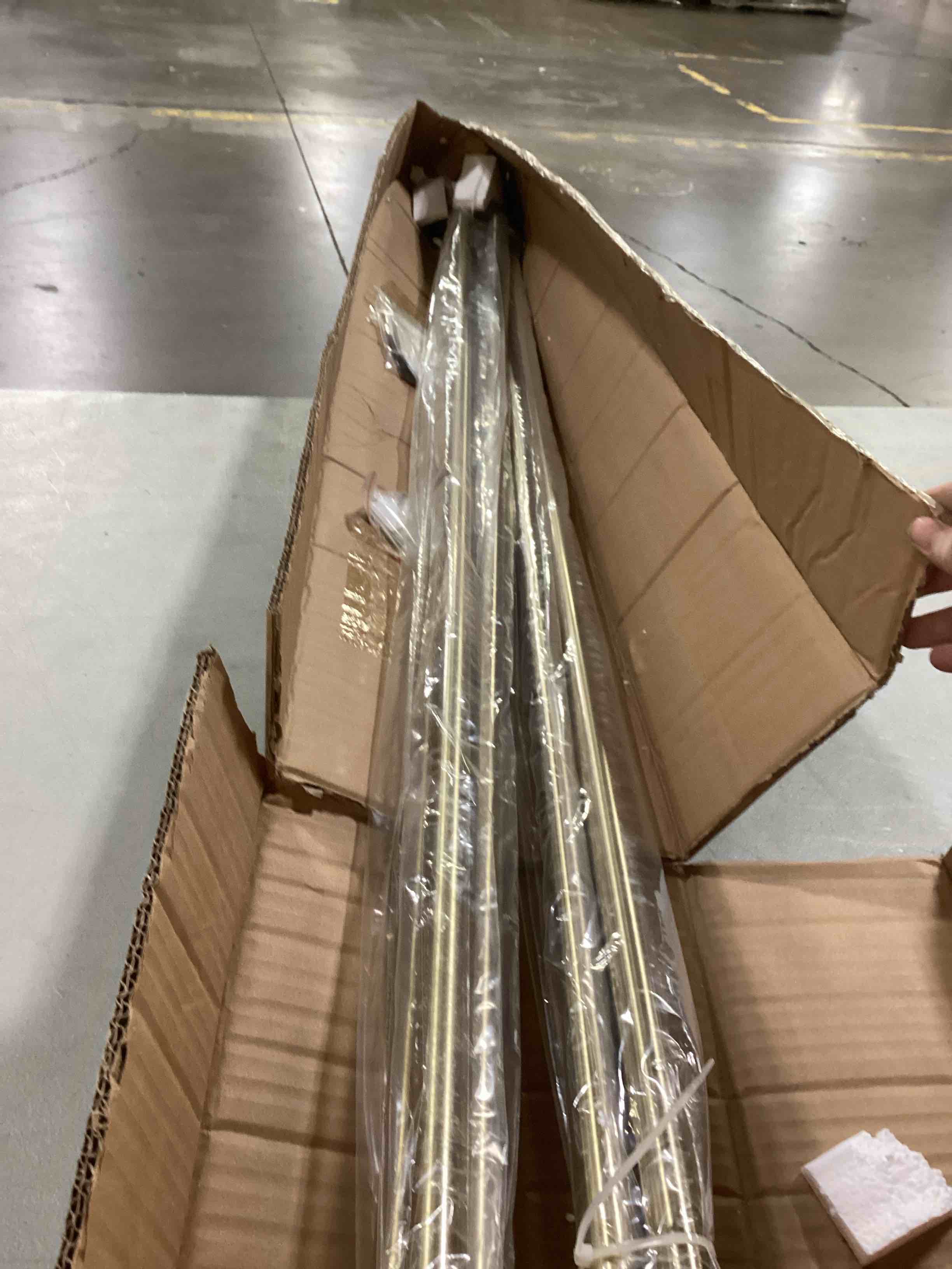 https://s3.amazonaws.com/lotting-images-prod/bidfta/BLU5886993_1723465246829.jpeg