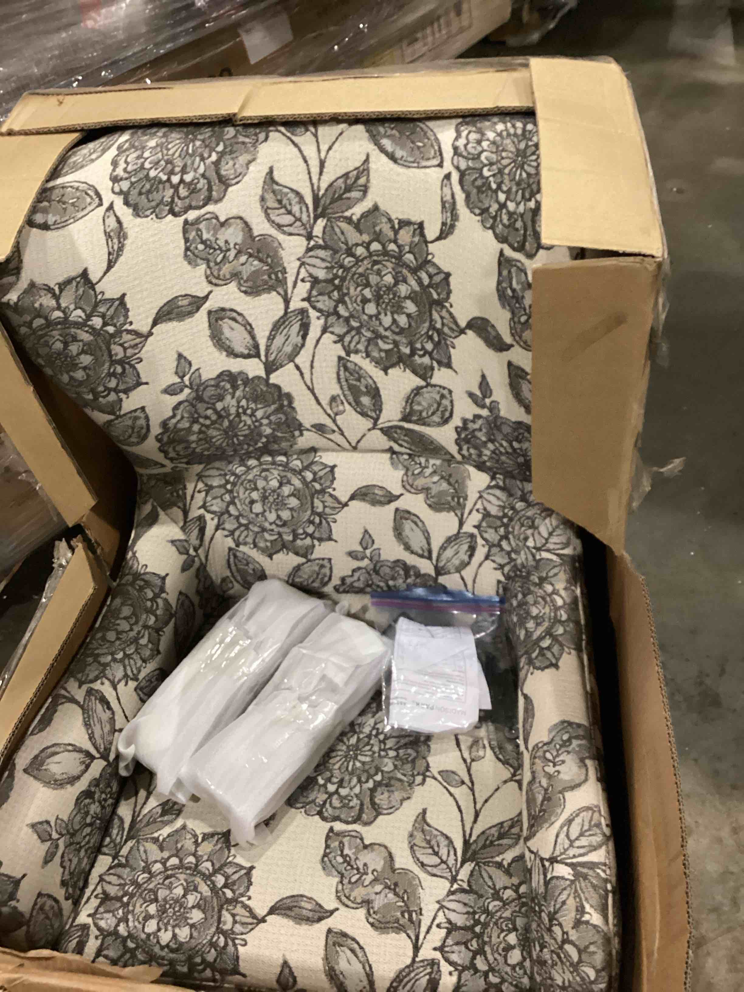 https://s3.amazonaws.com/lotting-images-prod/bidfta/BLU5889458_1711552517010.jpeg