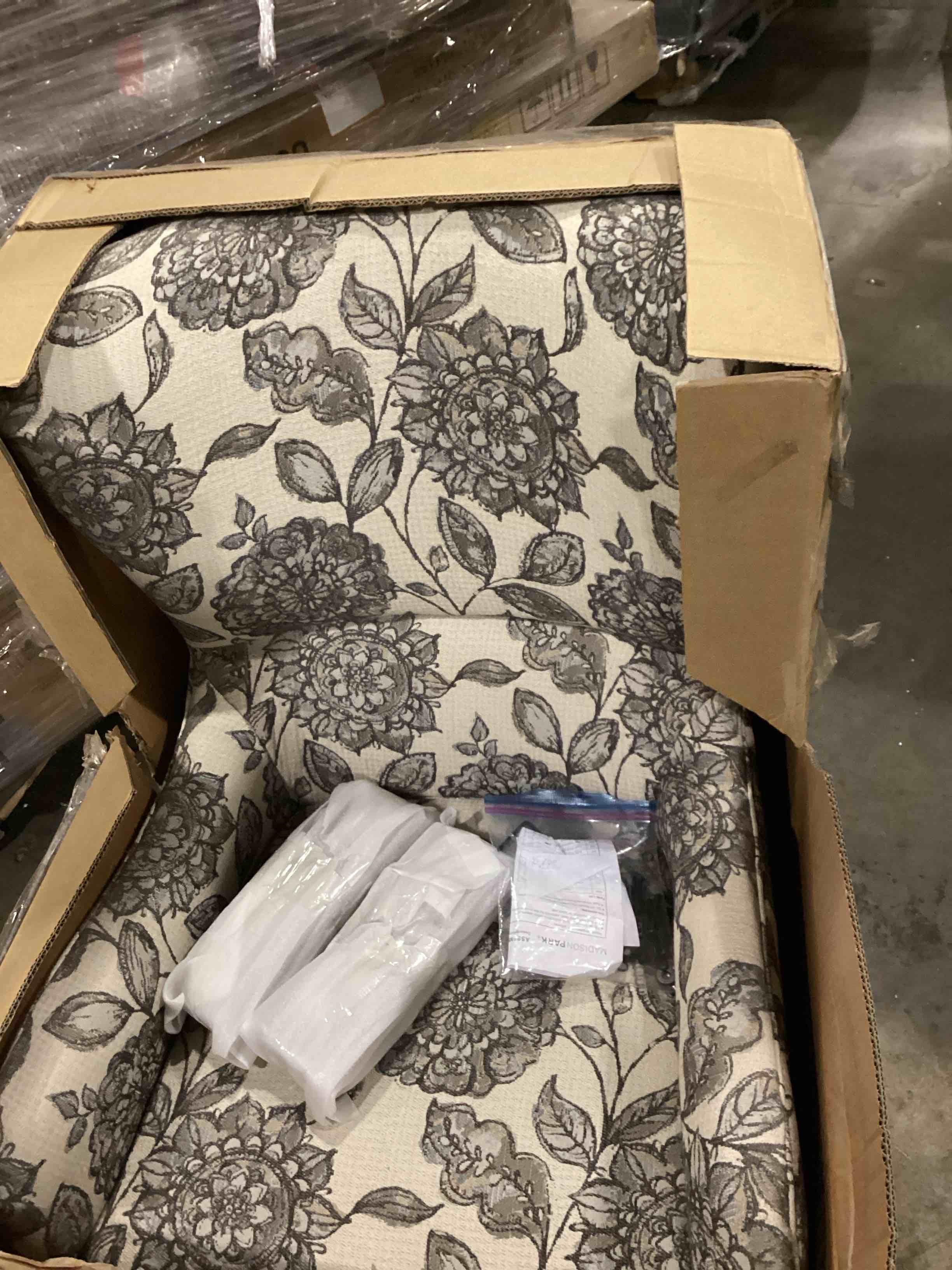 https://s3.amazonaws.com/lotting-images-prod/bidfta/BLU5889458_1711552518811.jpeg