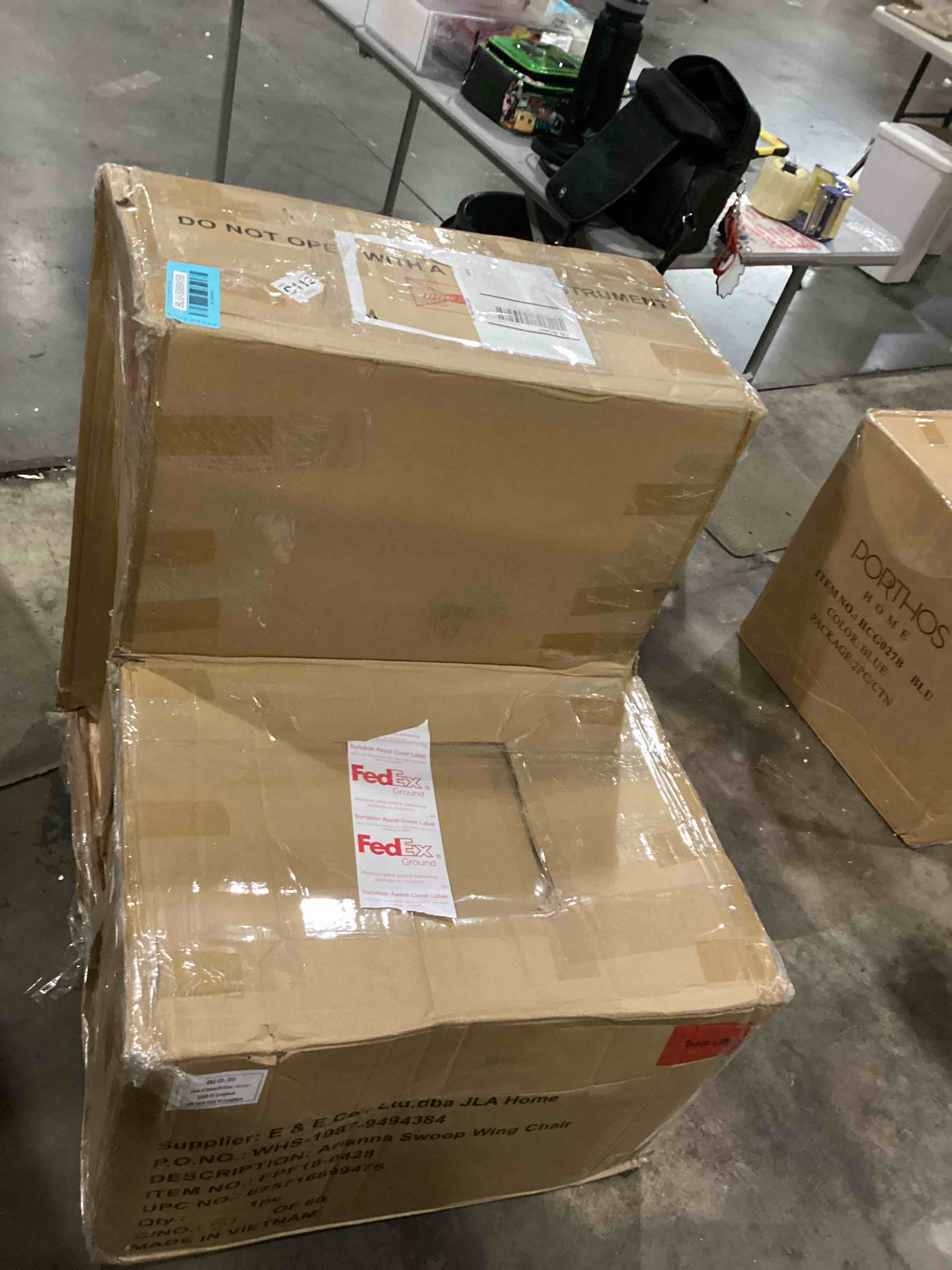 https://s3.amazonaws.com/lotting-images-prod/bidfta/BLU5889458_1711552674171.jpeg