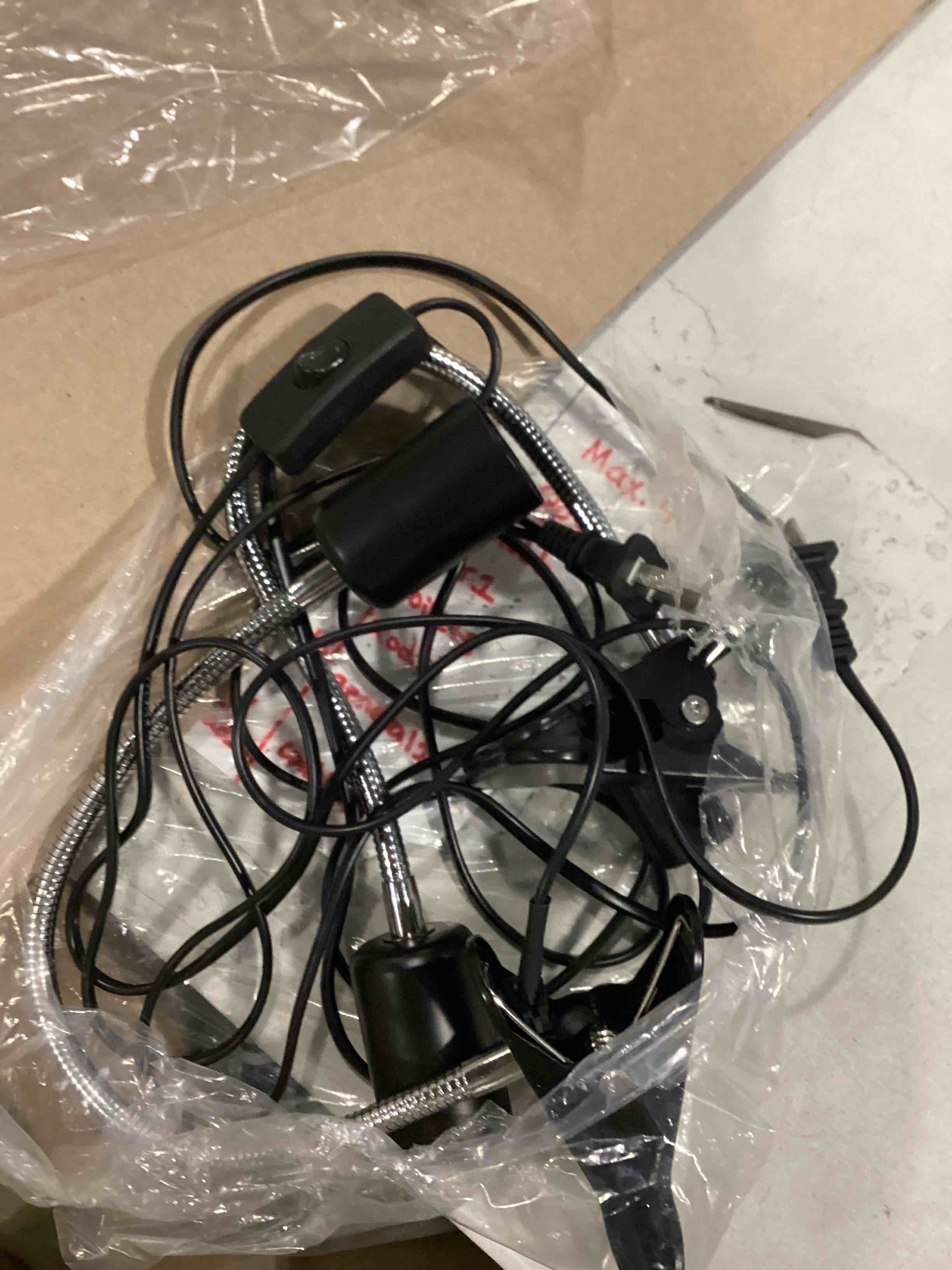 https://s3.amazonaws.com/lotting-images-prod/bidfta/BLU5889846_1712231675632.jpeg