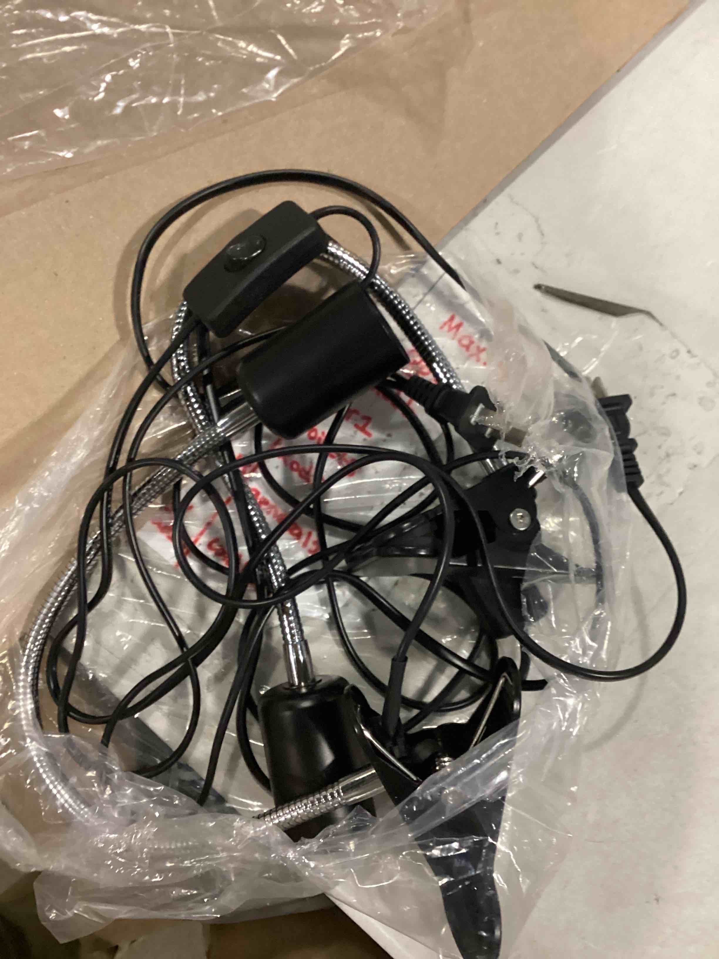 https://s3.amazonaws.com/lotting-images-prod/bidfta/BLU5889846_1712231676780.jpeg