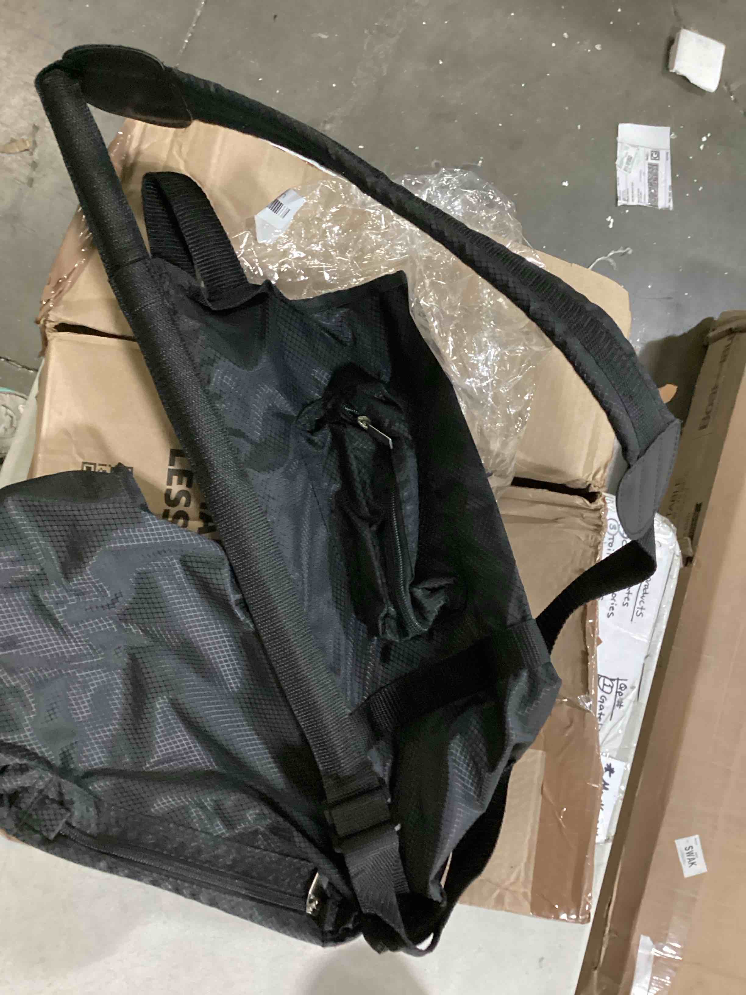 https://s3.amazonaws.com/lotting-images-prod/bidfta/BLU5892007_1713202310613.jpeg