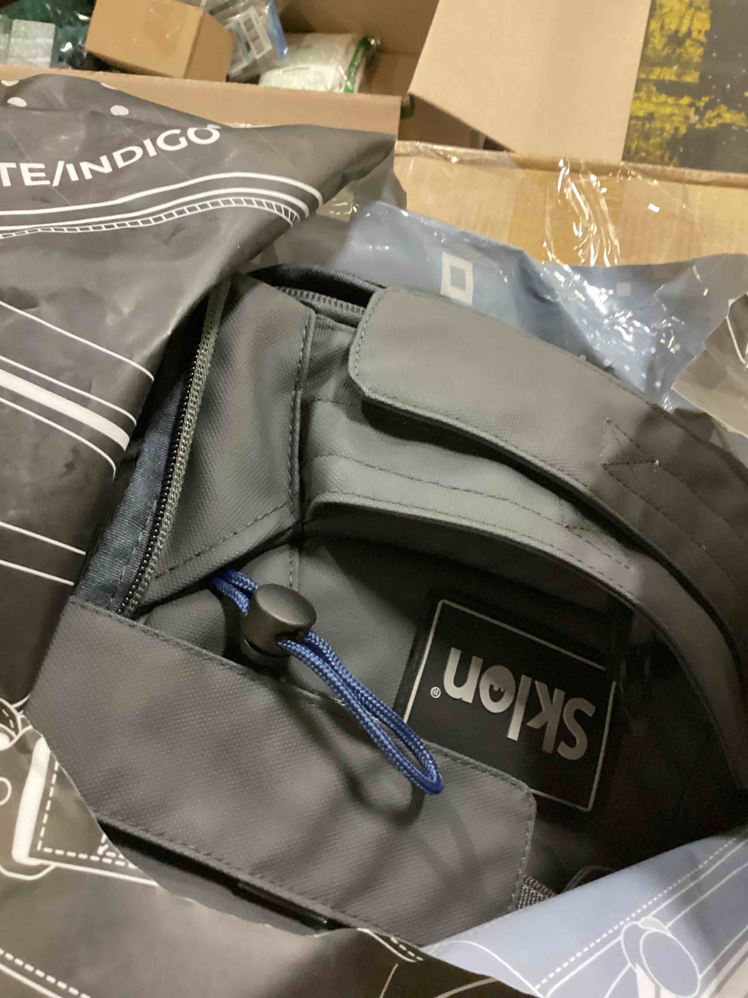 https://s3.amazonaws.com/lotting-images-prod/bidfta/BLU5892369_1713465943445.jpeg