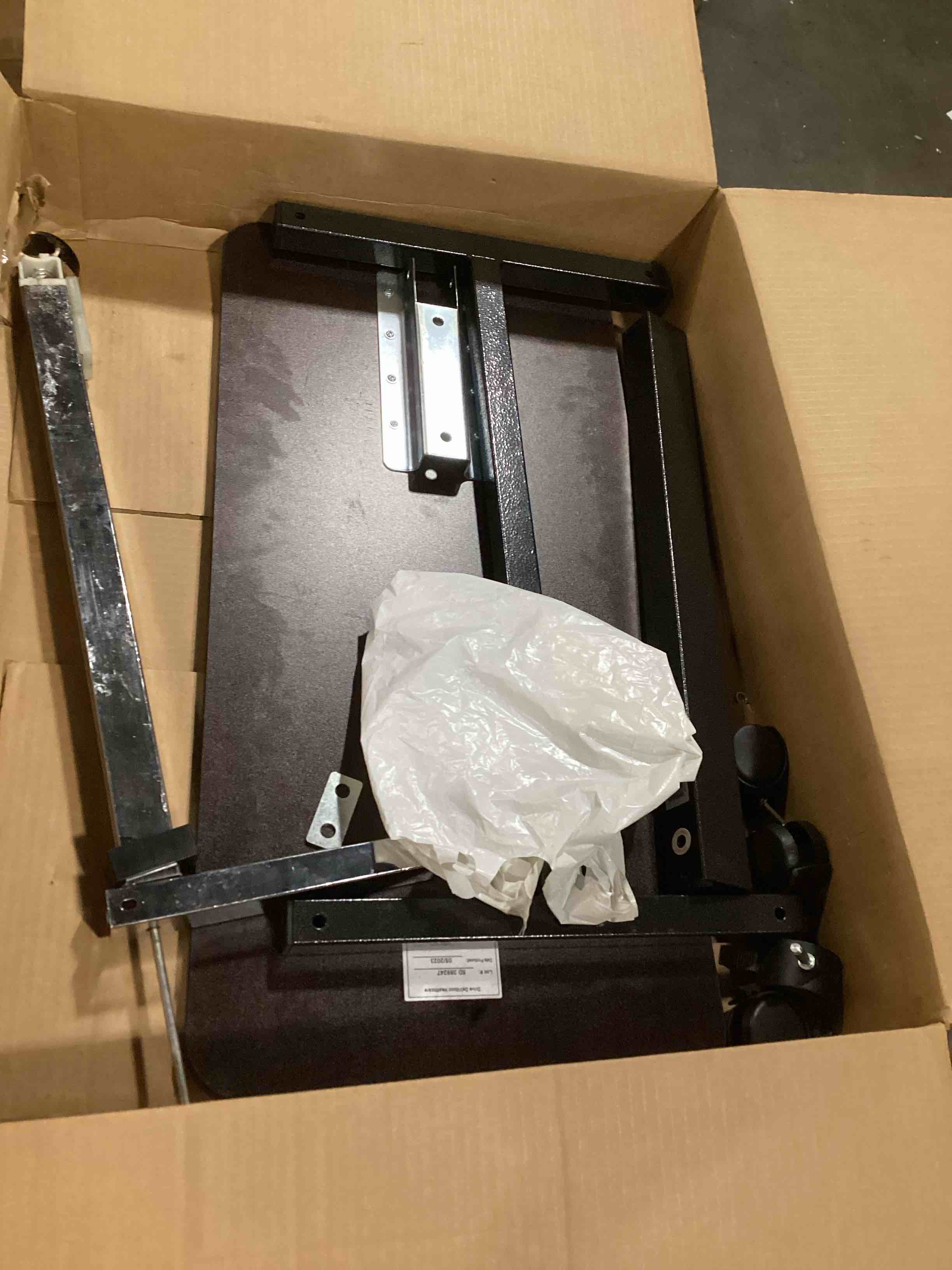 https://s3.amazonaws.com/lotting-images-prod/bidfta/BLU5892625_1712596974467.jpeg