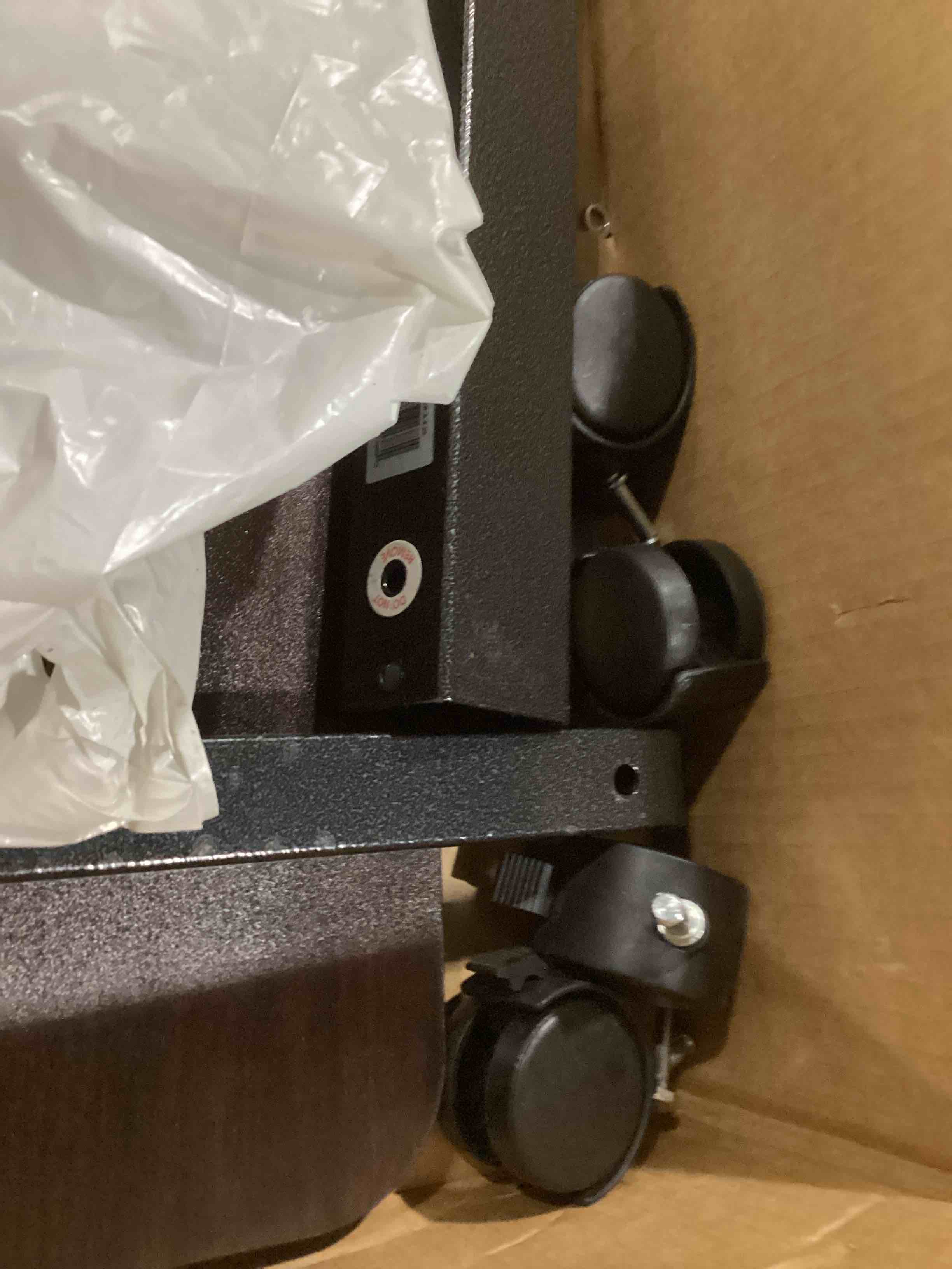https://s3.amazonaws.com/lotting-images-prod/bidfta/BLU5892625_1712596979814.jpeg