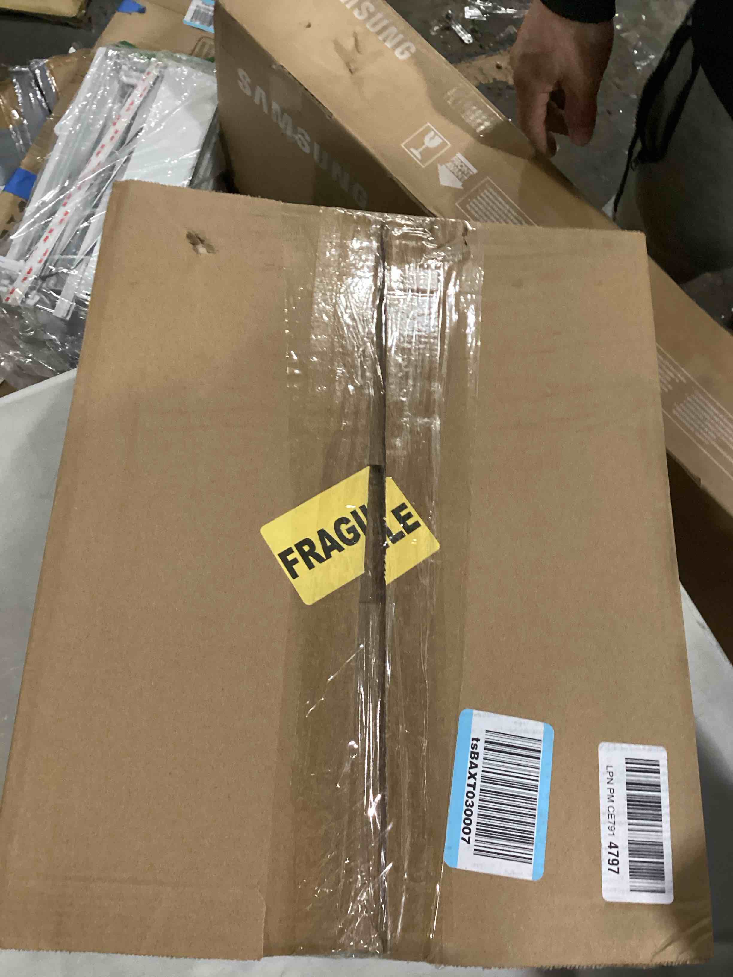 https://s3.amazonaws.com/lotting-images-prod/bidfta/BLU5894141_1712230697631.jpeg
