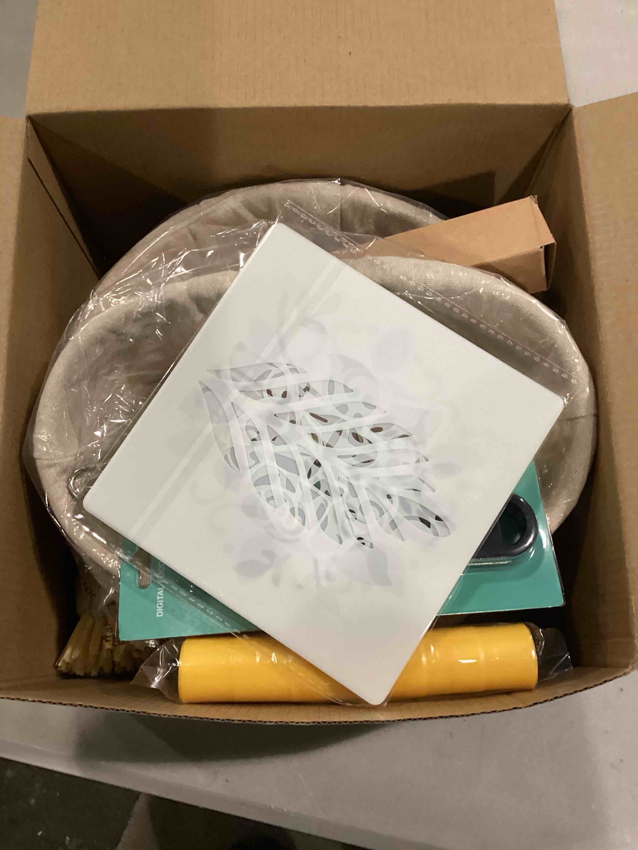https://s3.amazonaws.com/lotting-images-prod/bidfta/BLU5895078_1713444198639.jpeg