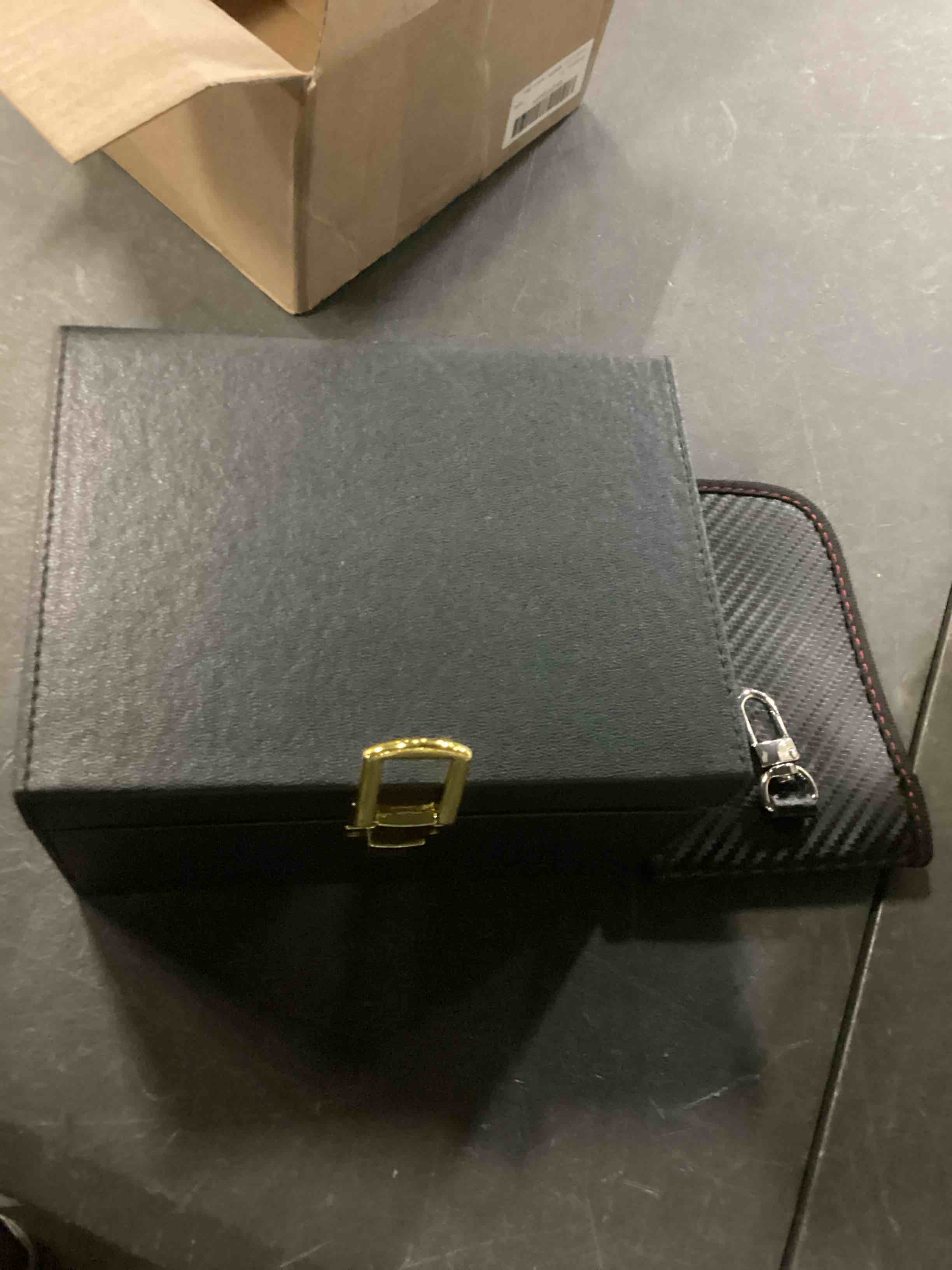 https://s3.amazonaws.com/lotting-images-prod/bidfta/BLU5896373_1713525325328.jpeg