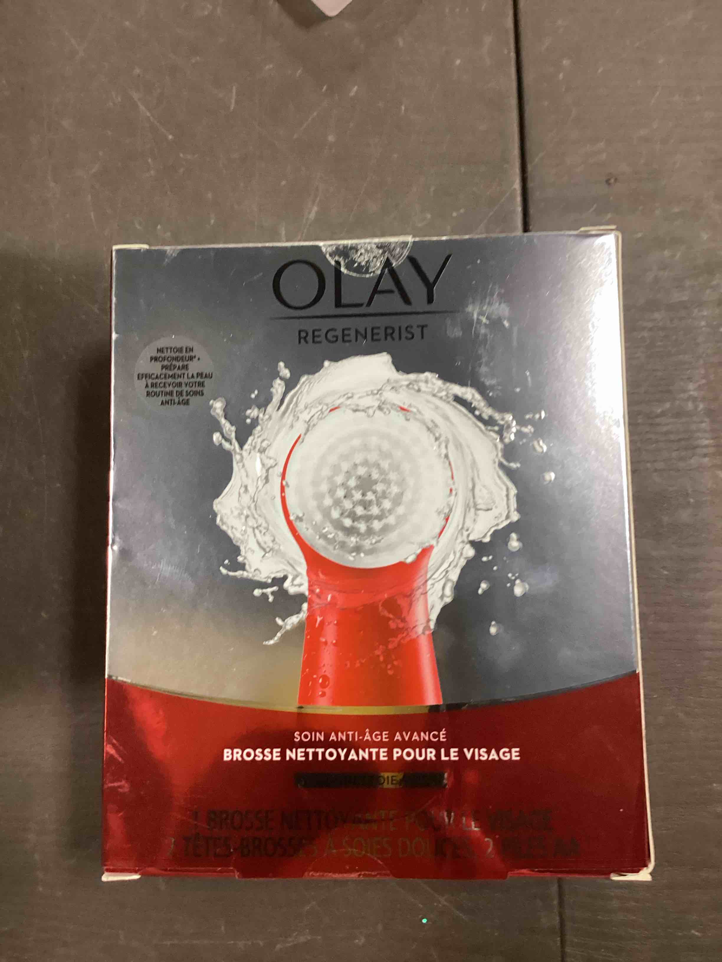 Olay Facial Cleansing Brush Regenerist, Face Exfoliator with 2 Brush Heads