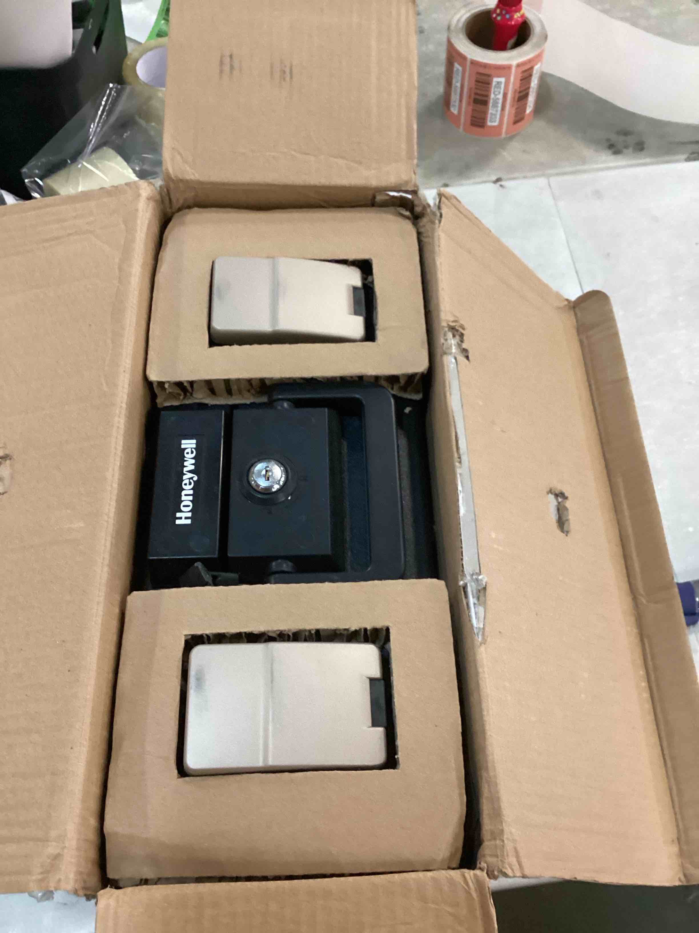 https://s3.amazonaws.com/lotting-images-prod/bidfta/BLU5904246_1712156523226.jpeg