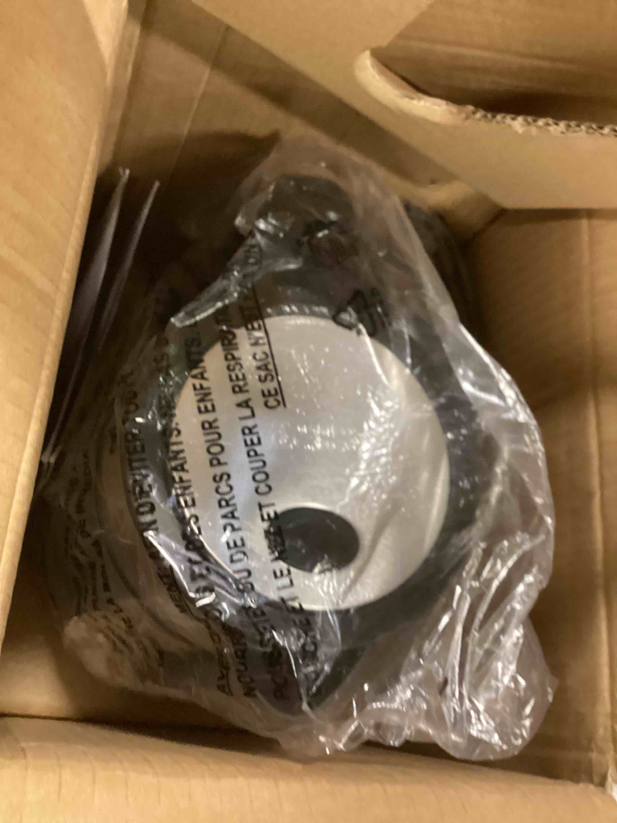 https://s3.amazonaws.com/lotting-images-prod/bidfta/BLU5909621_1712842964972.jpeg