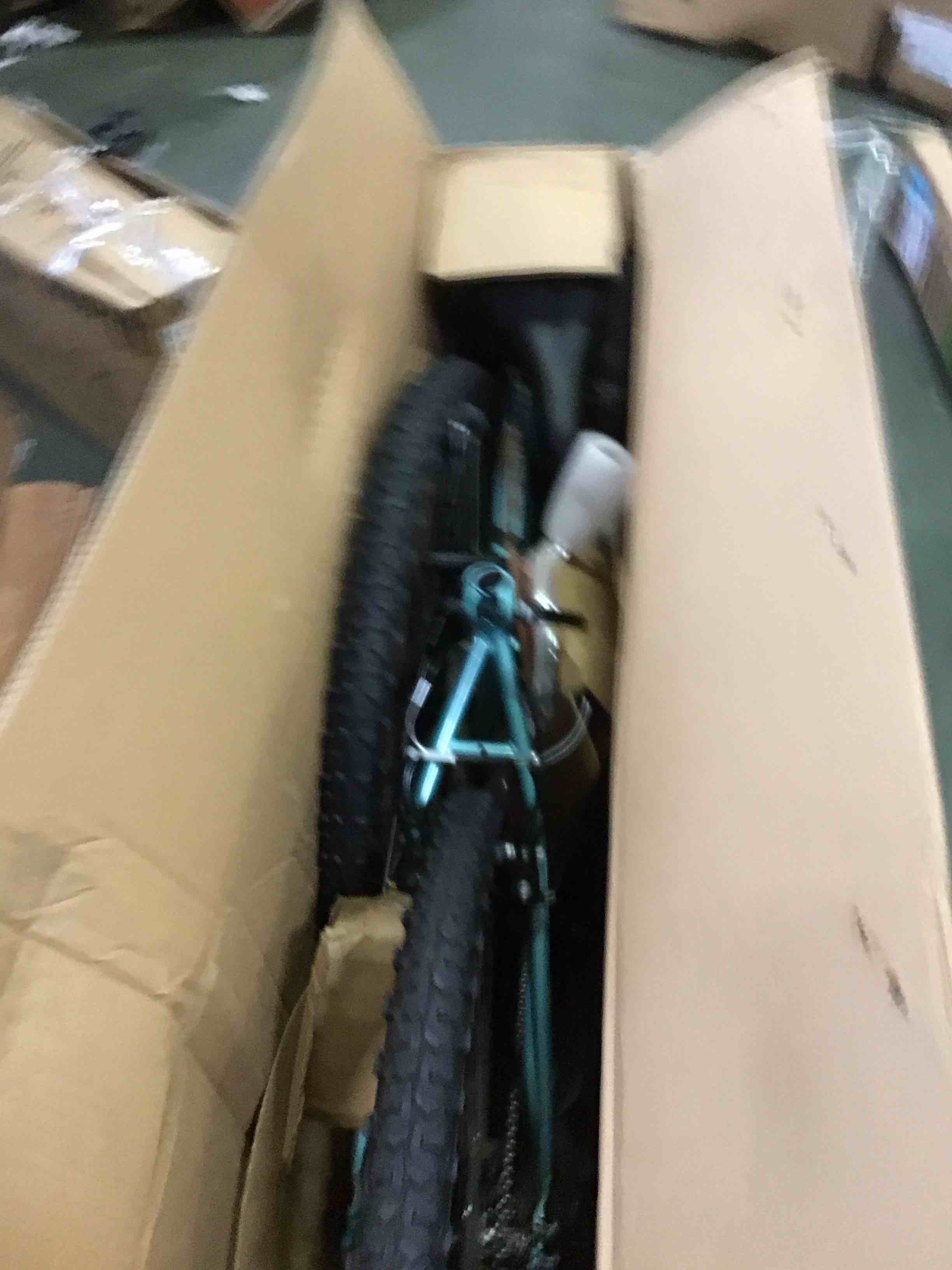 https://s3.amazonaws.com/lotting-images-prod/bidfta/BLU5911377_1711281177333.jpeg