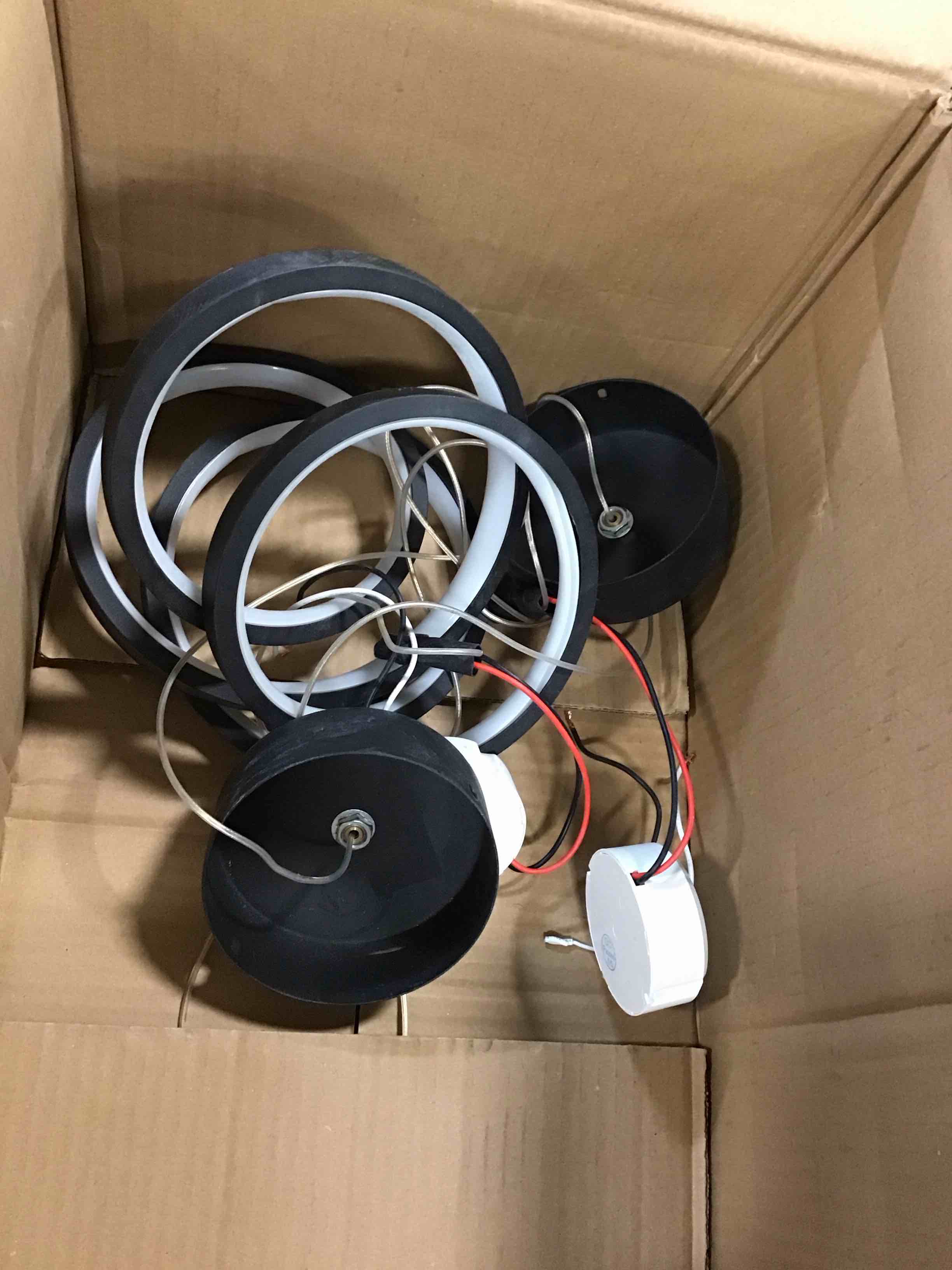 https://s3.amazonaws.com/lotting-images-prod/bidfta/BLU5913314_1709930965665.jpeg