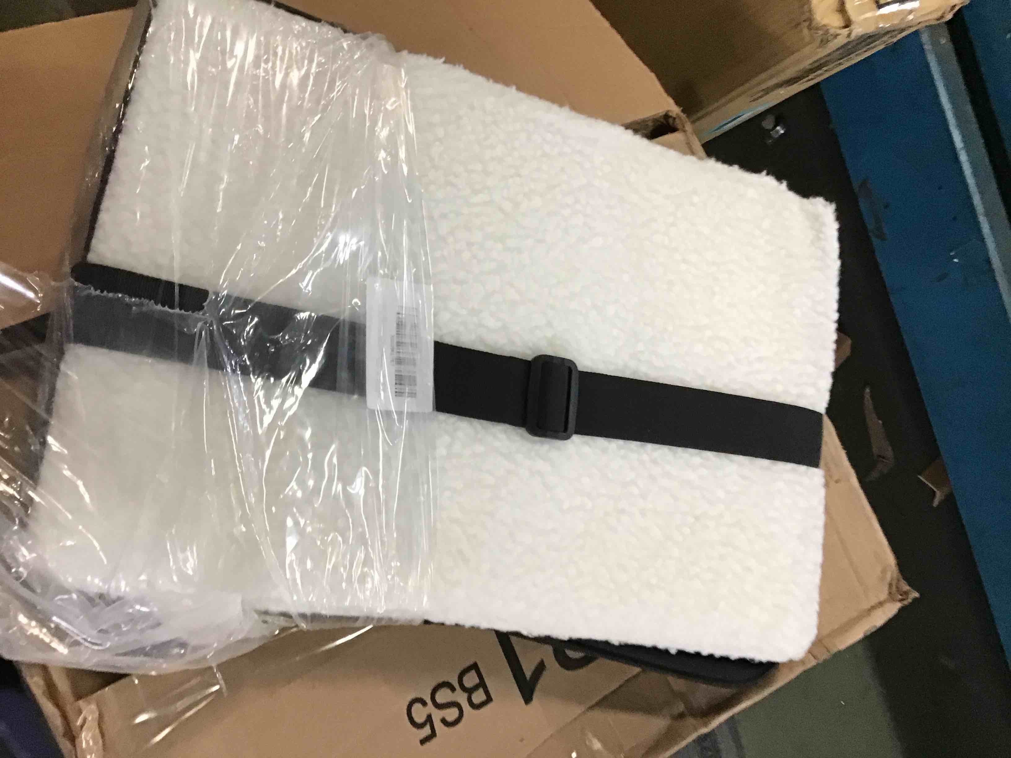 https://s3.amazonaws.com/lotting-images-prod/bidfta/BLU5914630_1717774576840.jpeg