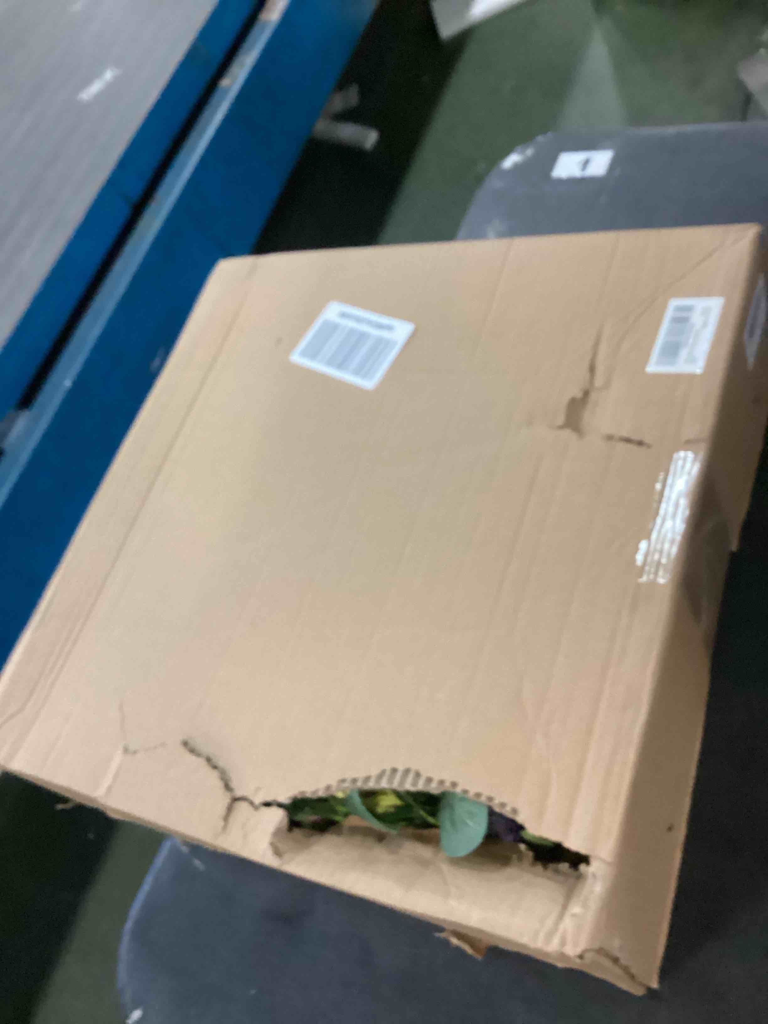https://s3.amazonaws.com/lotting-images-prod/bidfta/BLU5914905_1718047890535.jpeg