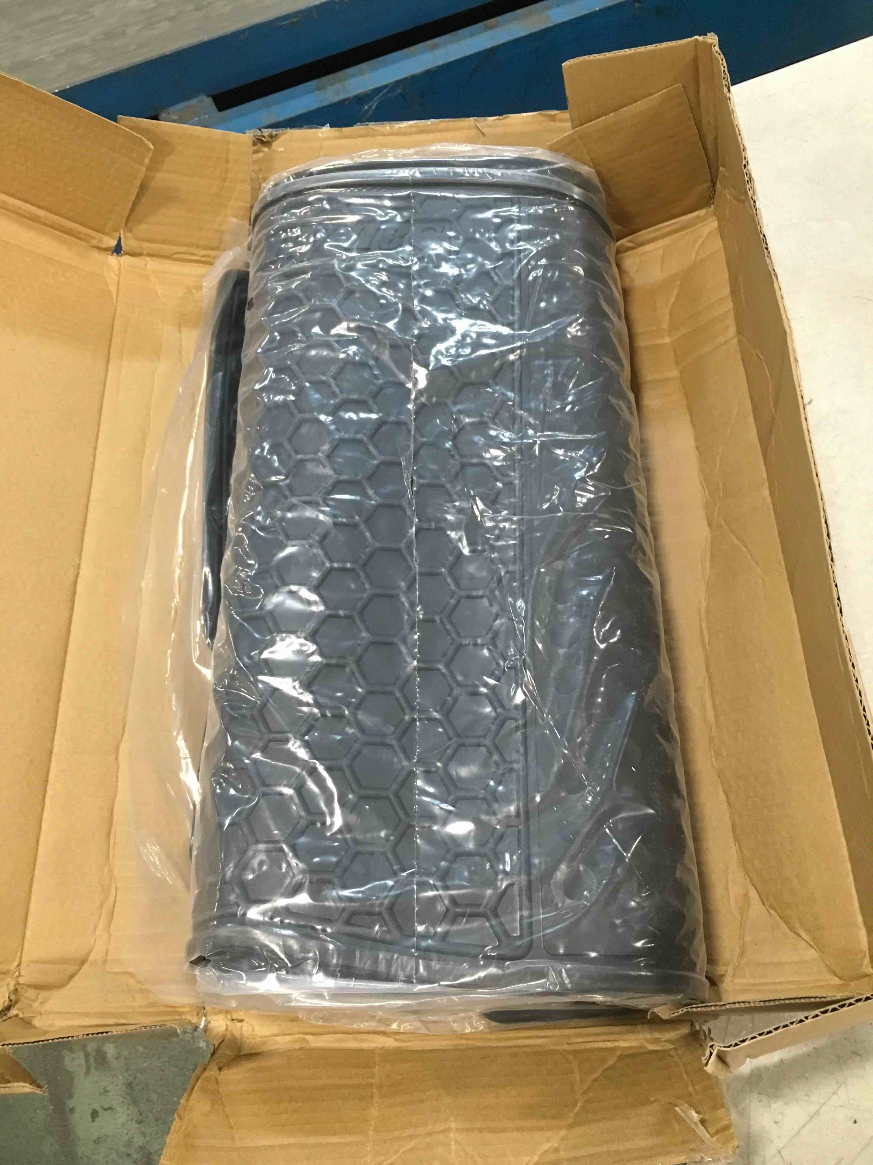 https://s3.amazonaws.com/lotting-images-prod/bidfta/BLU5918497_1709658413627.jpeg