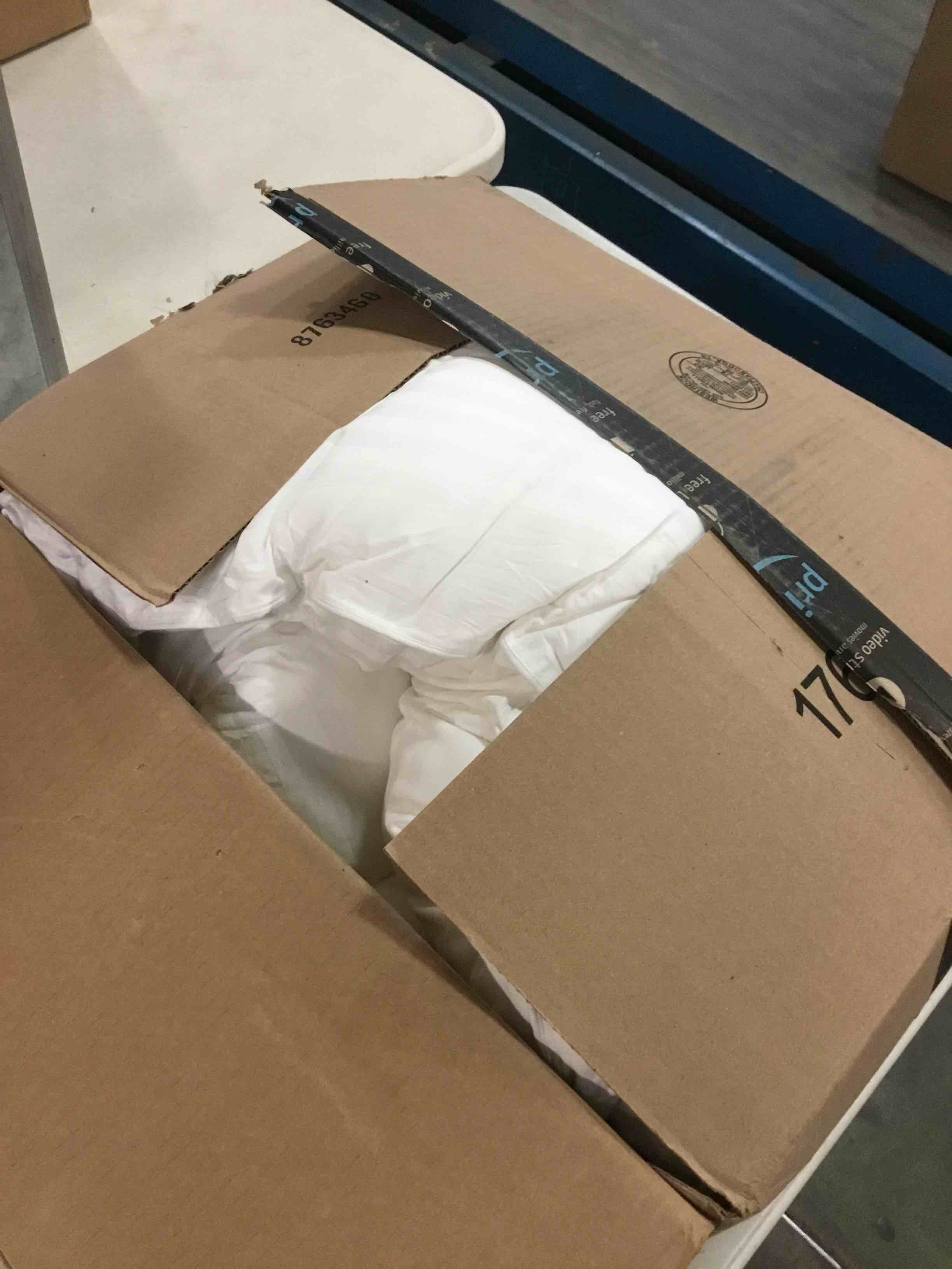 https://s3.amazonaws.com/lotting-images-prod/bidfta/BLU5920304_1709907845638.jpeg