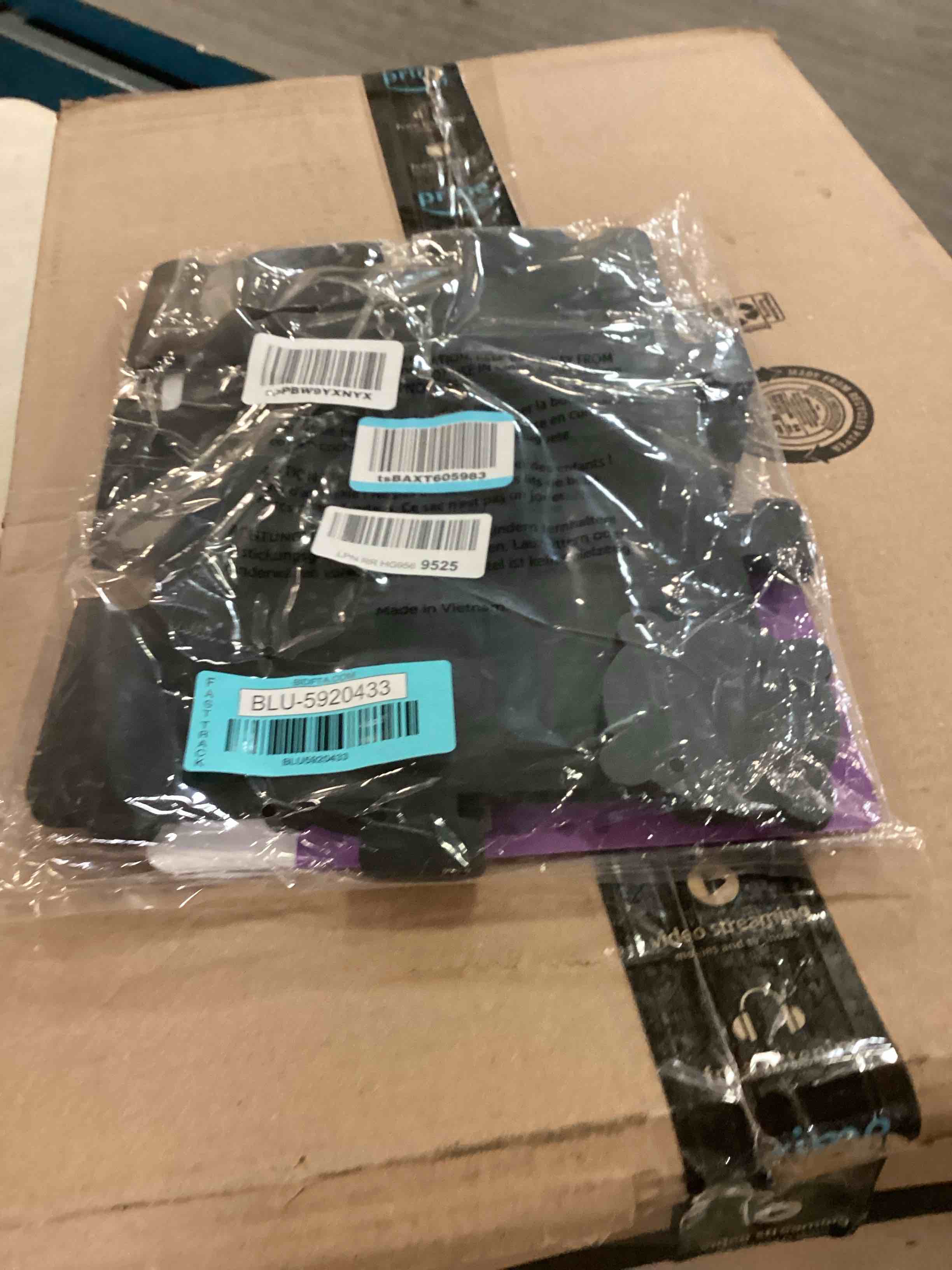 https://s3.amazonaws.com/lotting-images-prod/bidfta/BLU5920433_1709925952990.jpeg