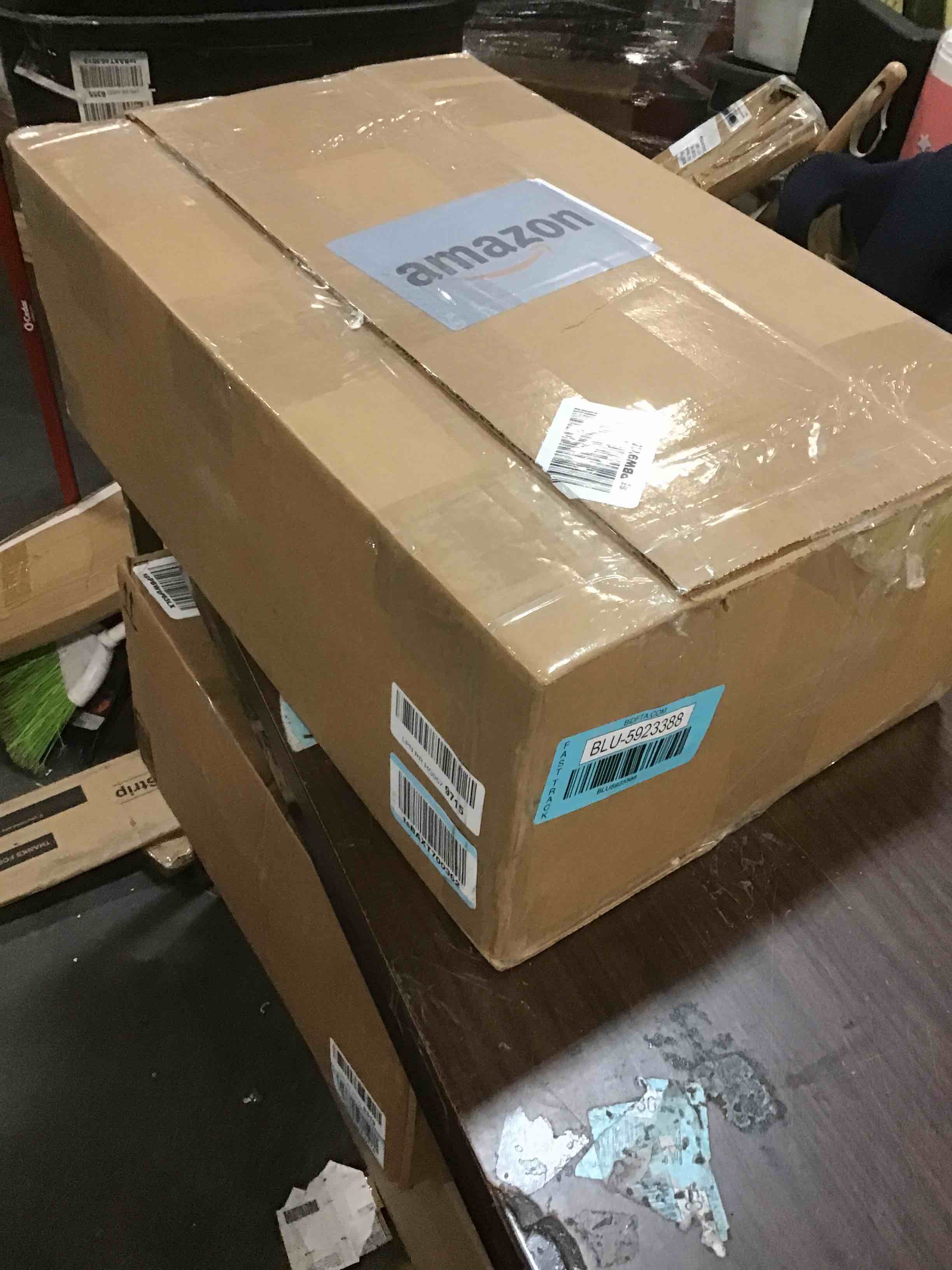 https://s3.amazonaws.com/lotting-images-prod/bidfta/BLU5923388_1710940399722.jpeg