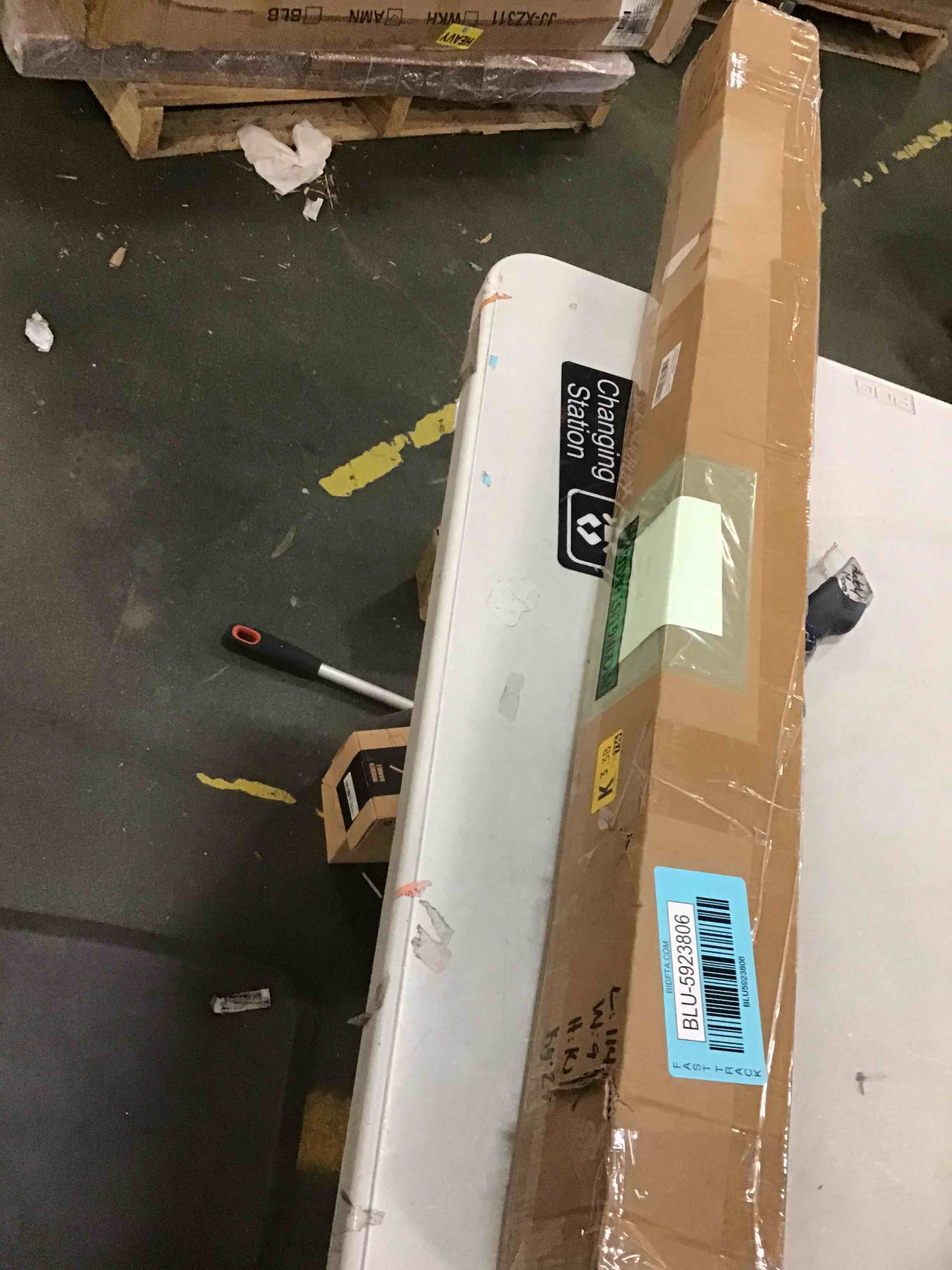 https://s3.amazonaws.com/lotting-images-prod/bidfta/BLU5923806_1711113137157.jpeg