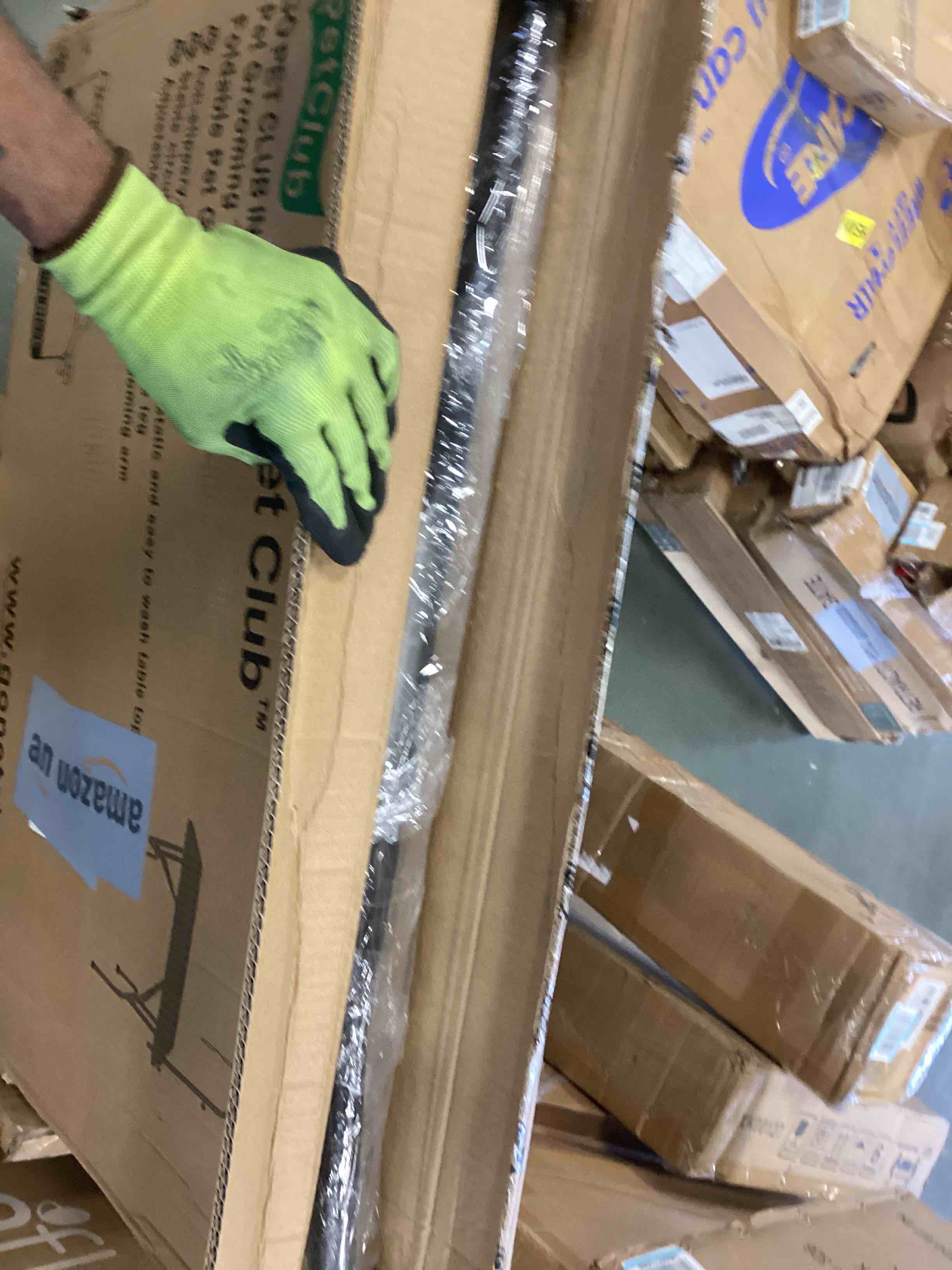 https://s3.amazonaws.com/lotting-images-prod/bidfta/BLU5924647_1710956808973.jpeg