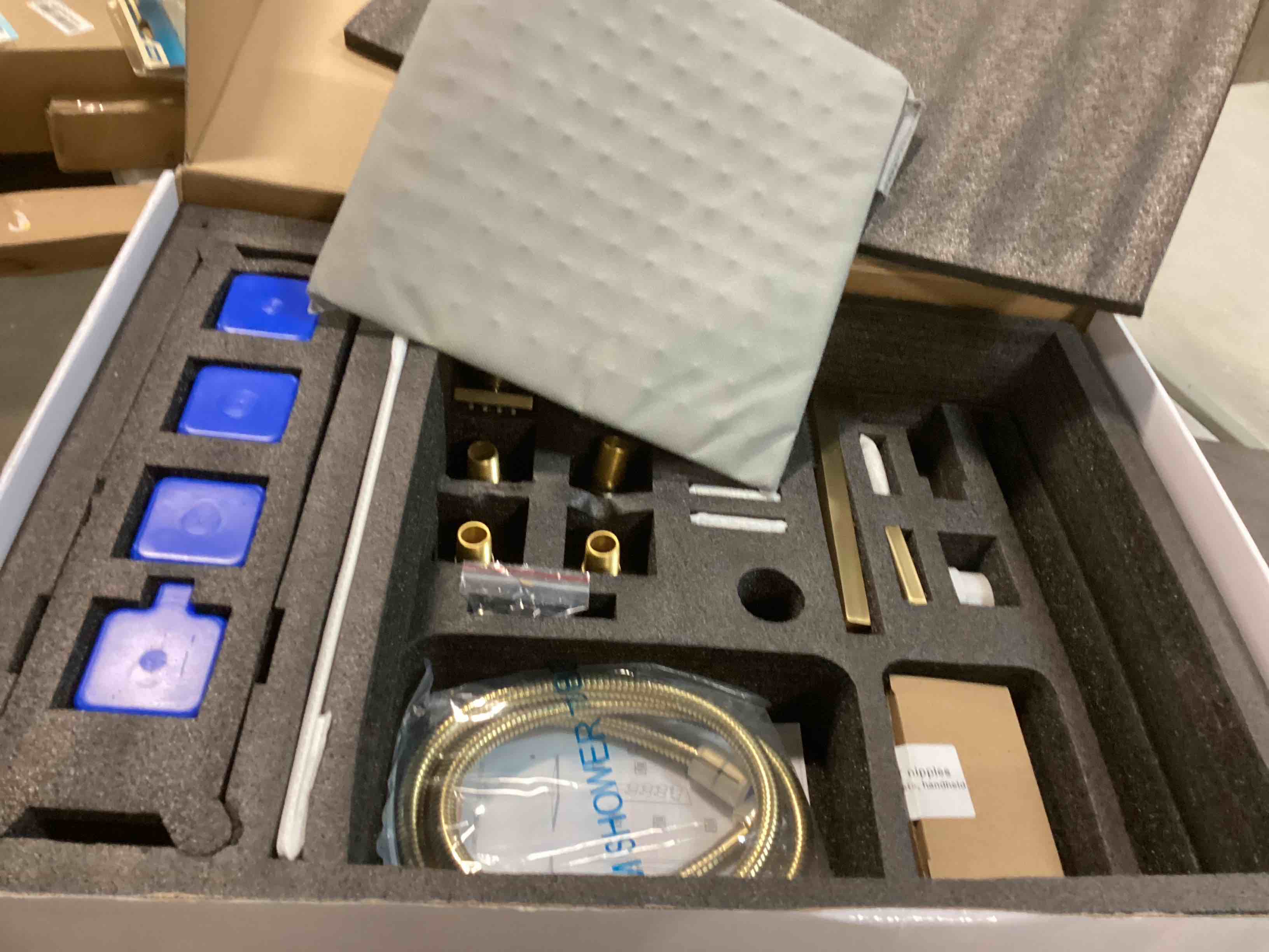 https://s3.amazonaws.com/lotting-images-prod/bidfta/BLU5928502_1709388776549.jpeg