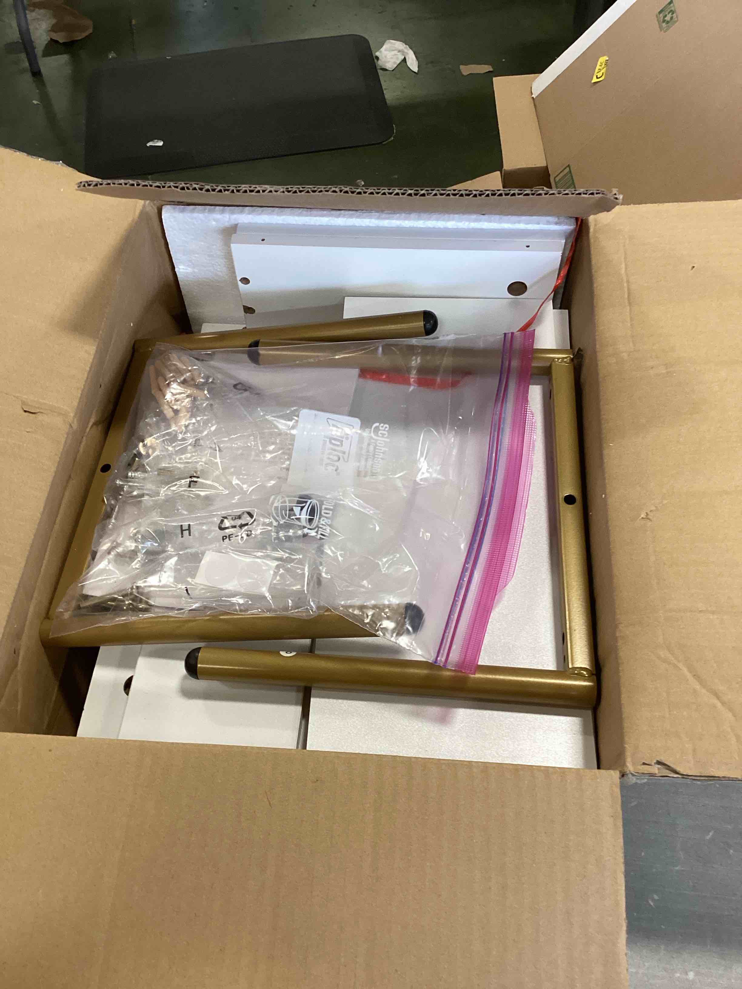 https://s3.amazonaws.com/lotting-images-prod/bidfta/BLU5929976_1709566788814.jpeg