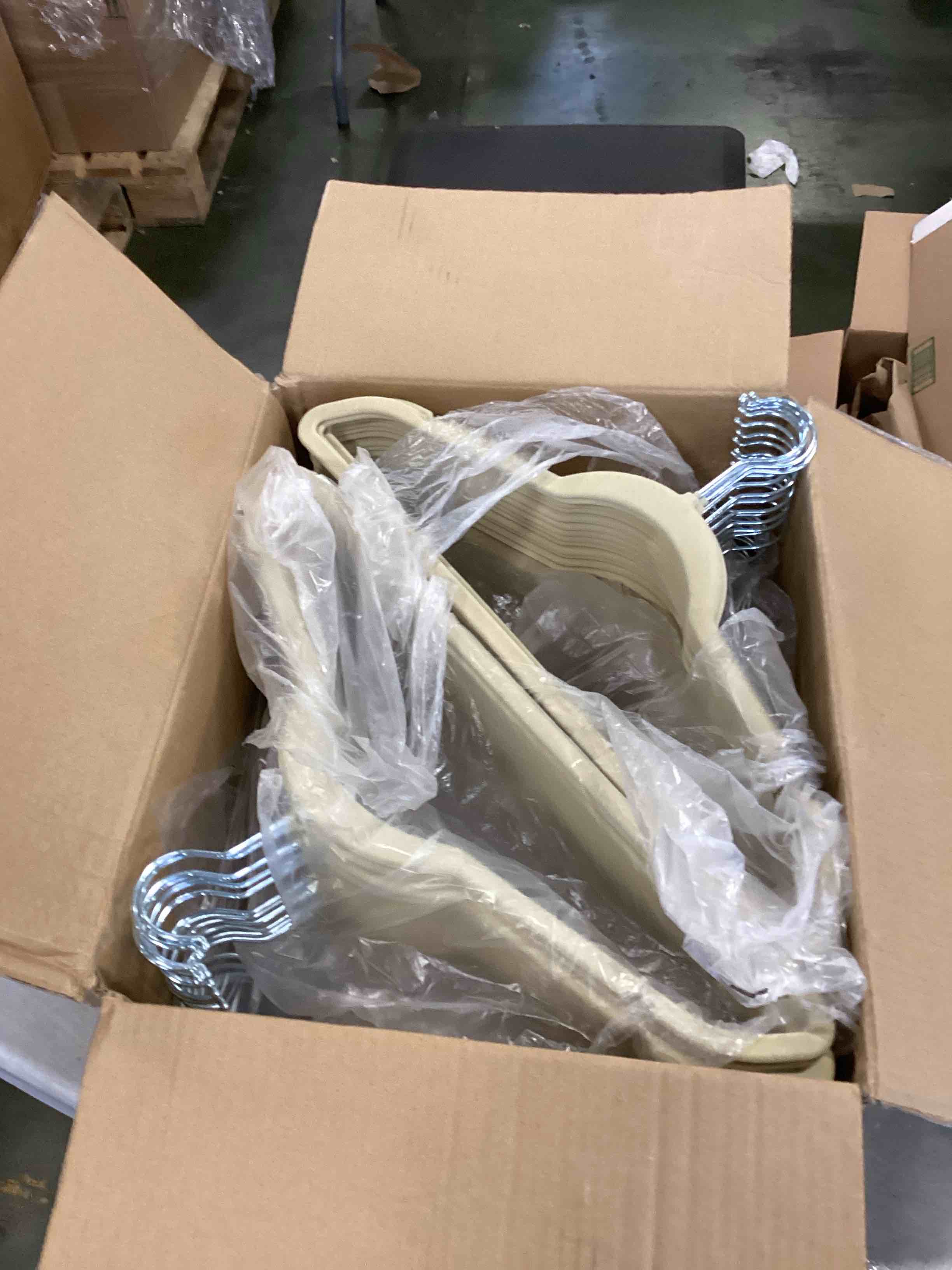 https://s3.amazonaws.com/lotting-images-prod/bidfta/BLU5929980_1709567876425.jpeg