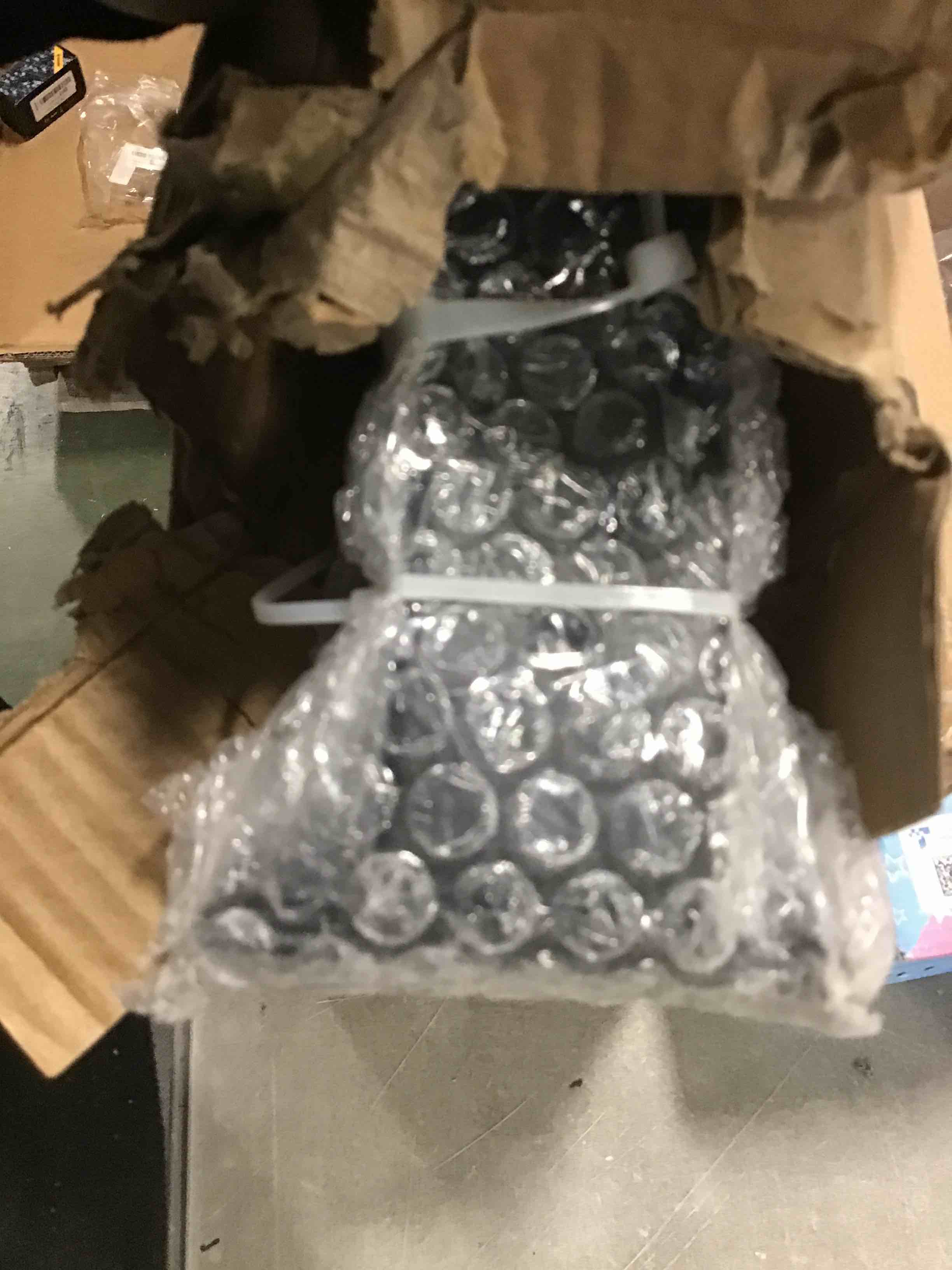 https://s3.amazonaws.com/lotting-images-prod/bidfta/BLU5934792_1709409658630.jpeg