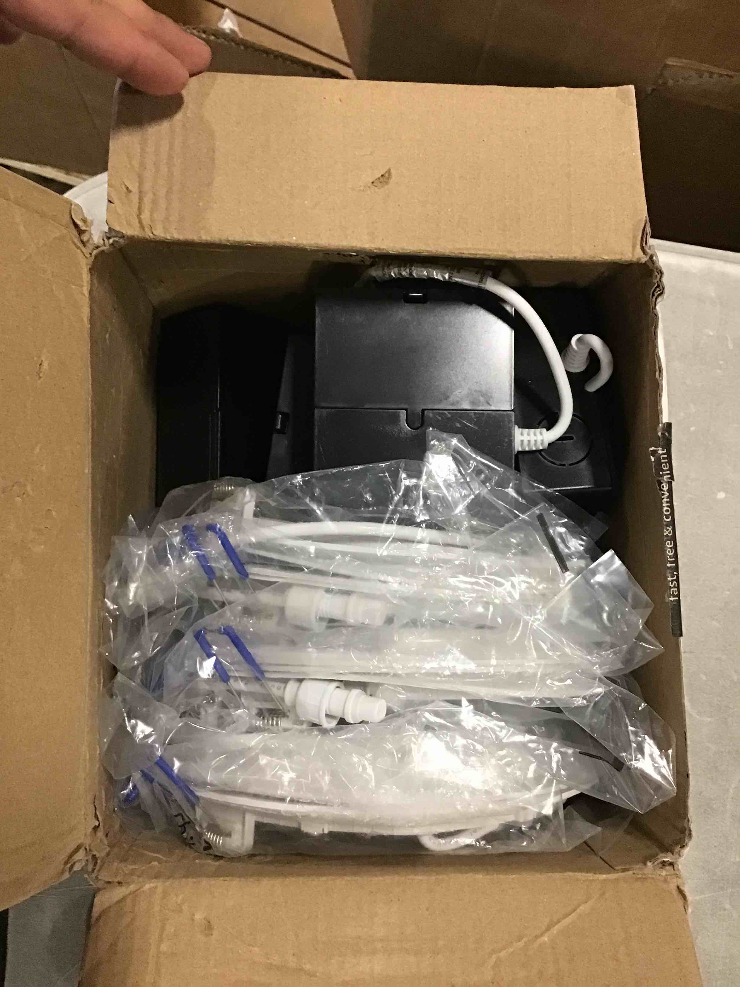 https://s3.amazonaws.com/lotting-images-prod/bidfta/BLU5935769_1709843406810.jpeg