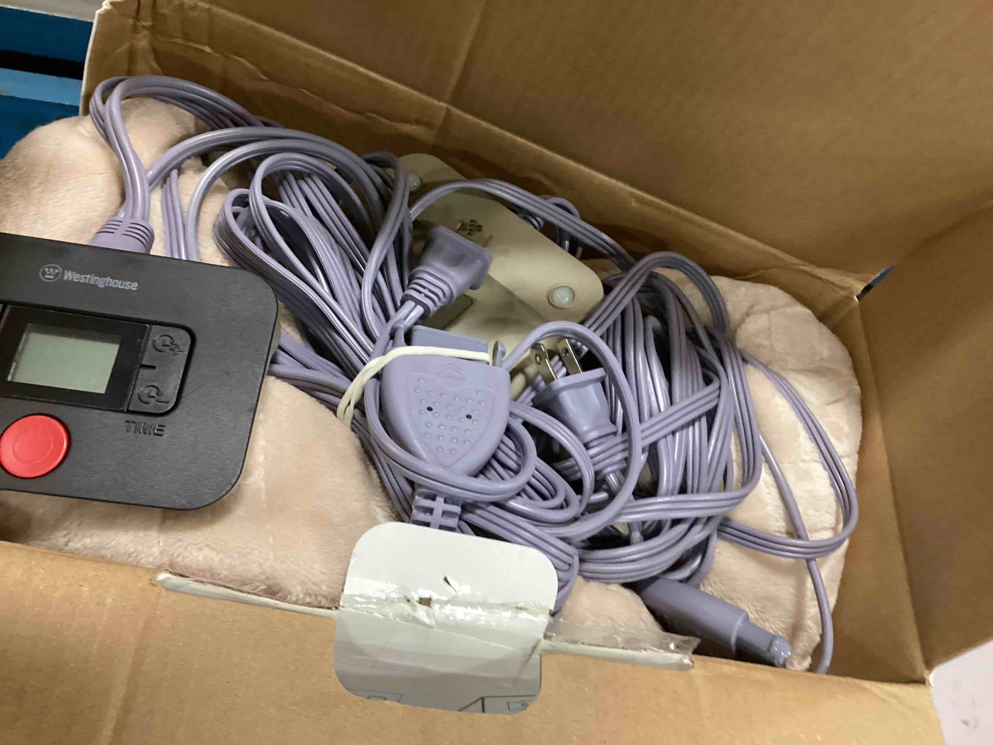 https://s3.amazonaws.com/lotting-images-prod/bidfta/BLU5936956_1707310109635.jpeg