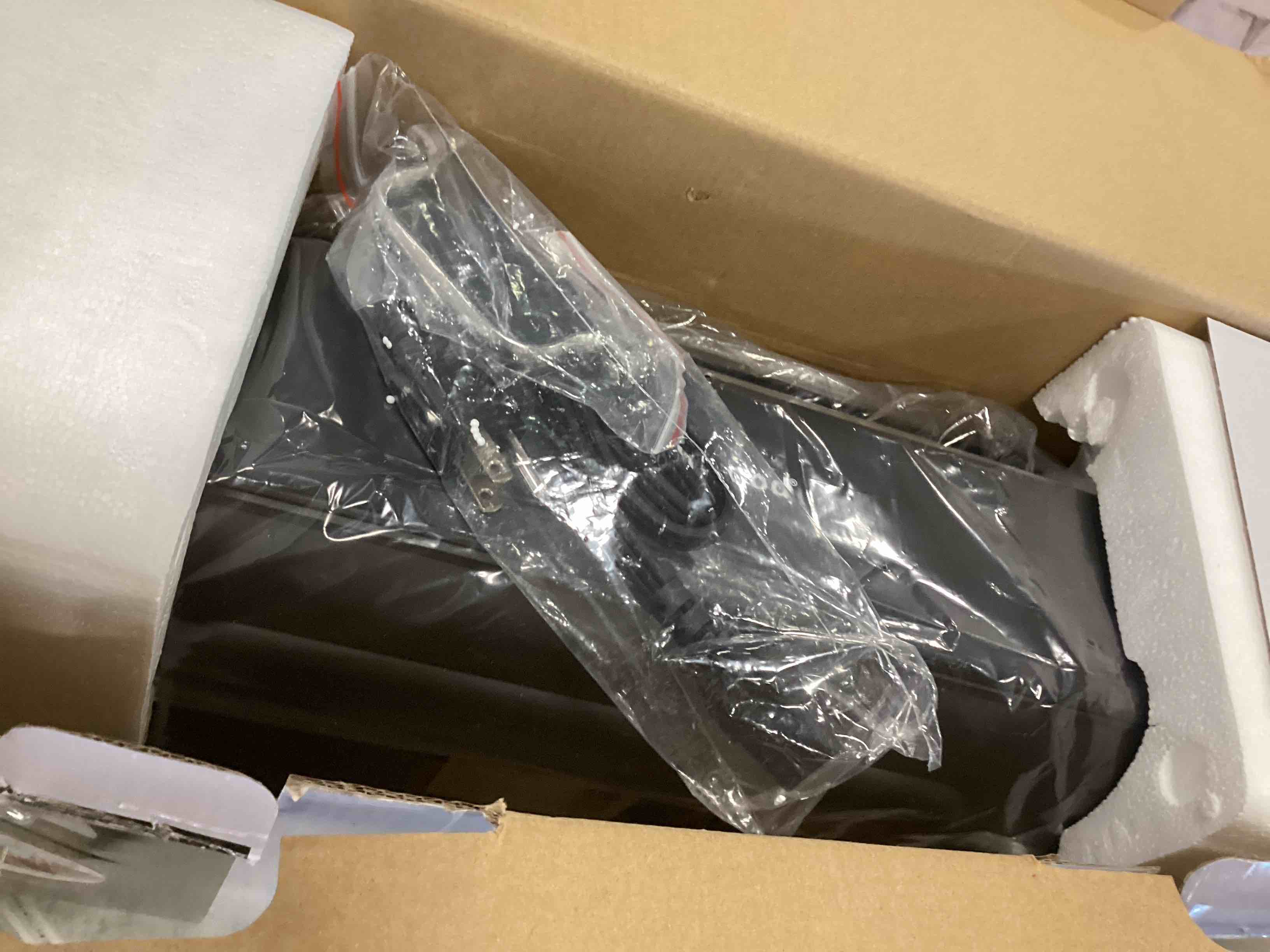 https://s3.amazonaws.com/lotting-images-prod/bidfta/BLU5937000_1707313850105.jpeg