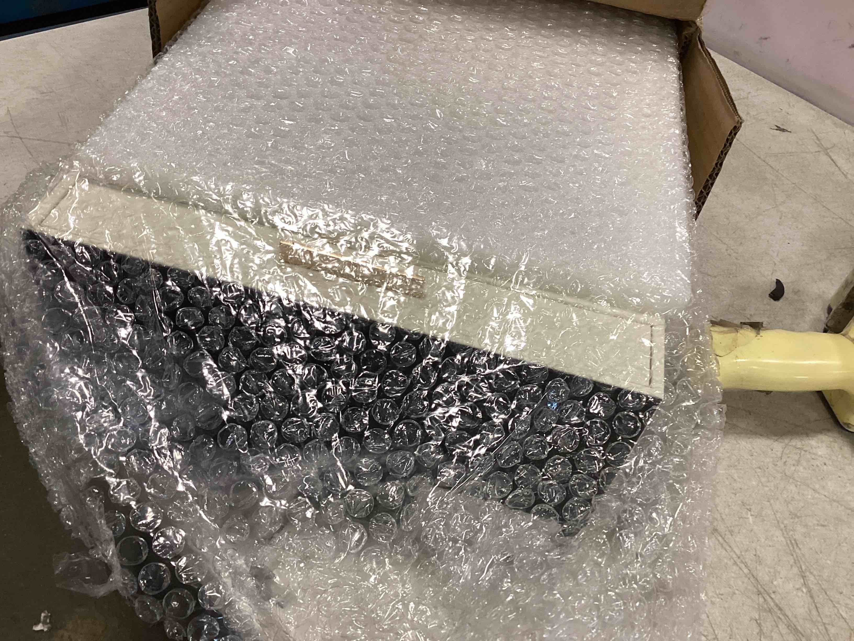 https://s3.amazonaws.com/lotting-images-prod/bidfta/BLU5937025_1707315835175.jpeg
