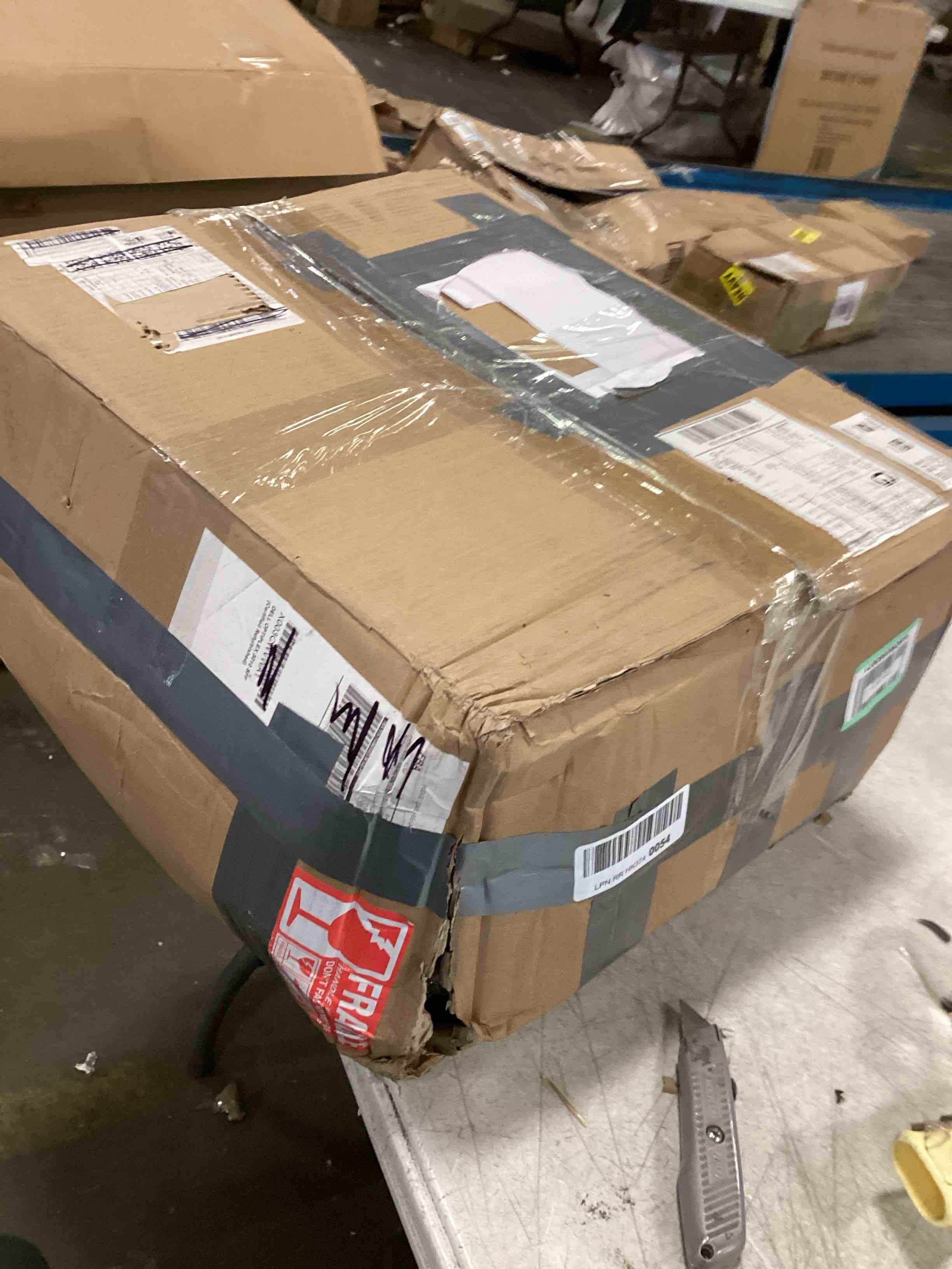 https://s3.amazonaws.com/lotting-images-prod/bidfta/BLU5937026_1707315917761.jpeg